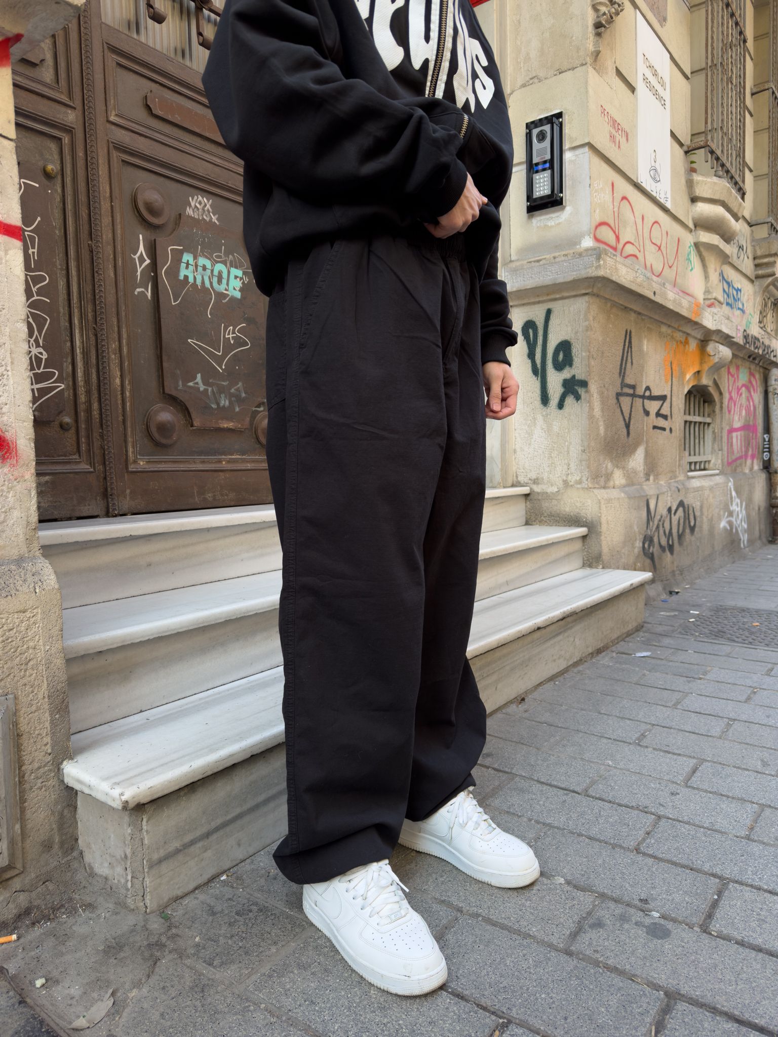Siyah parşüt pantolon