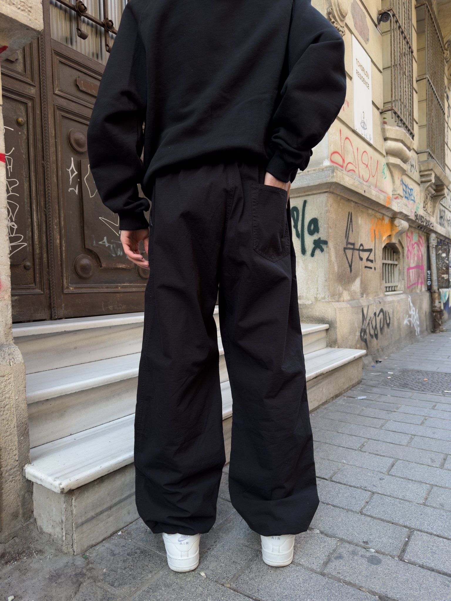 Siyah parşüt pantolon