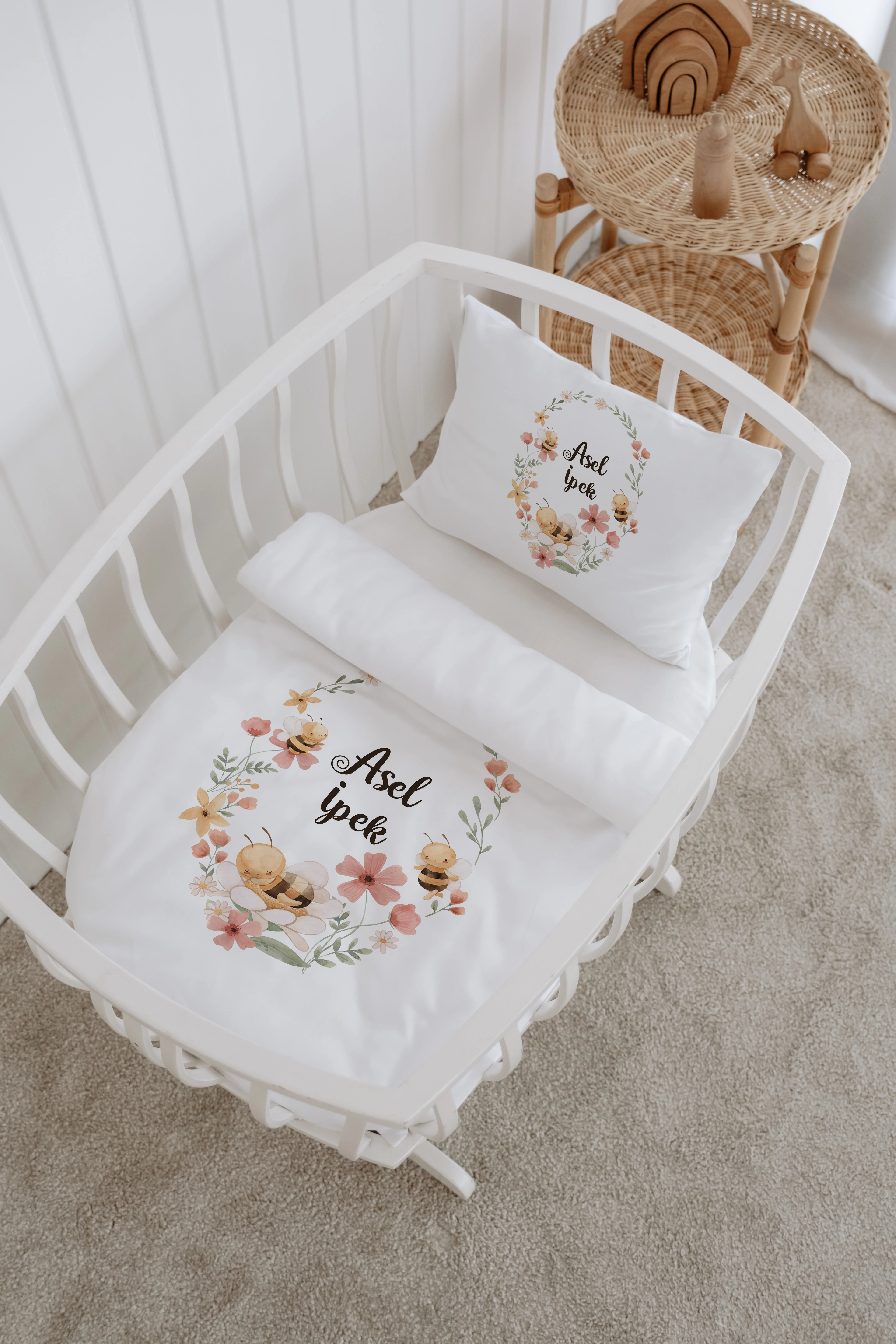 %100 Pamuk Saten Kişiye Özel İsimli Anne Yanı Beşik Nevresim Takımı 60x100 cm - M-011