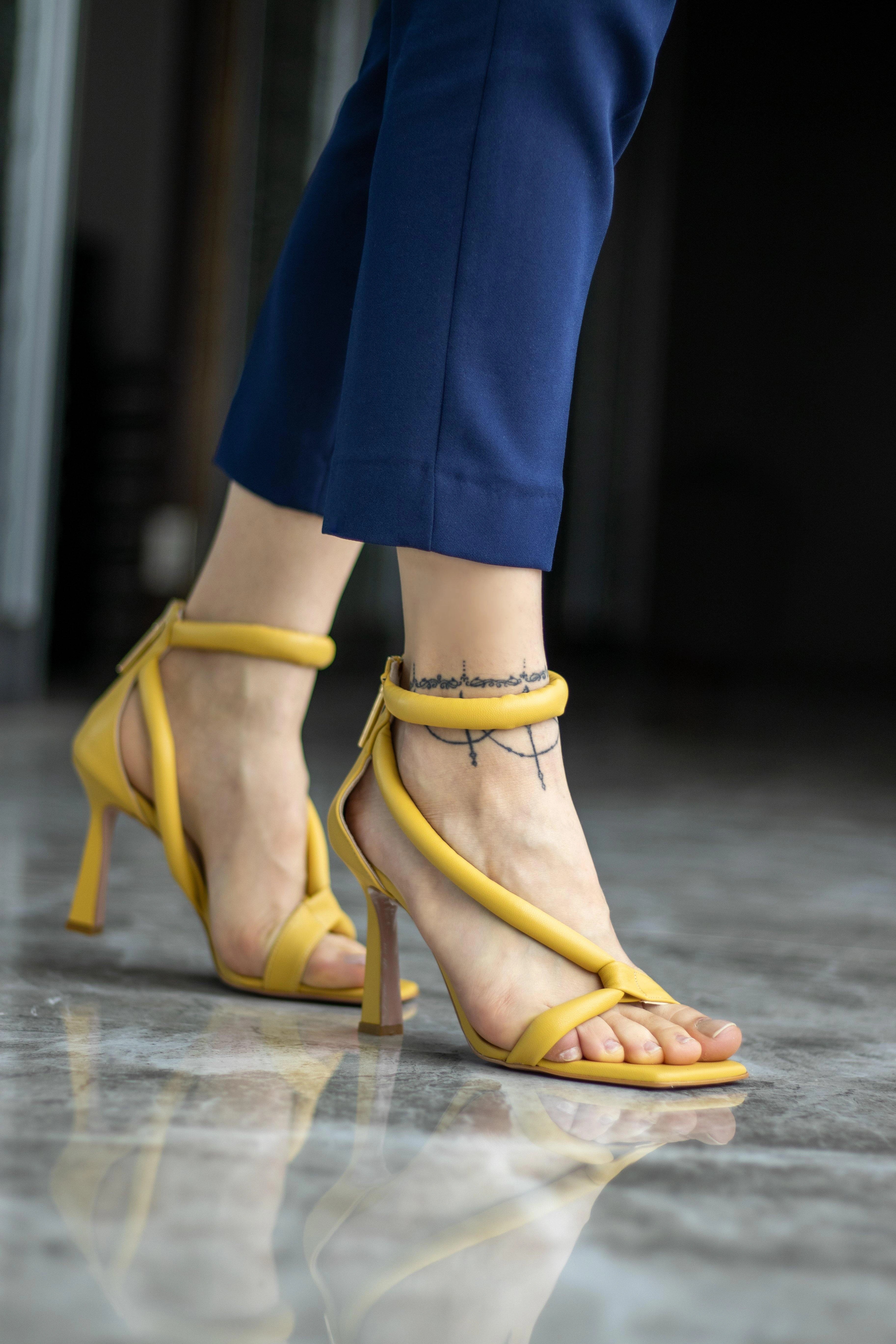 Sarı Kare Burunlu Boru Detaylı Sandalet