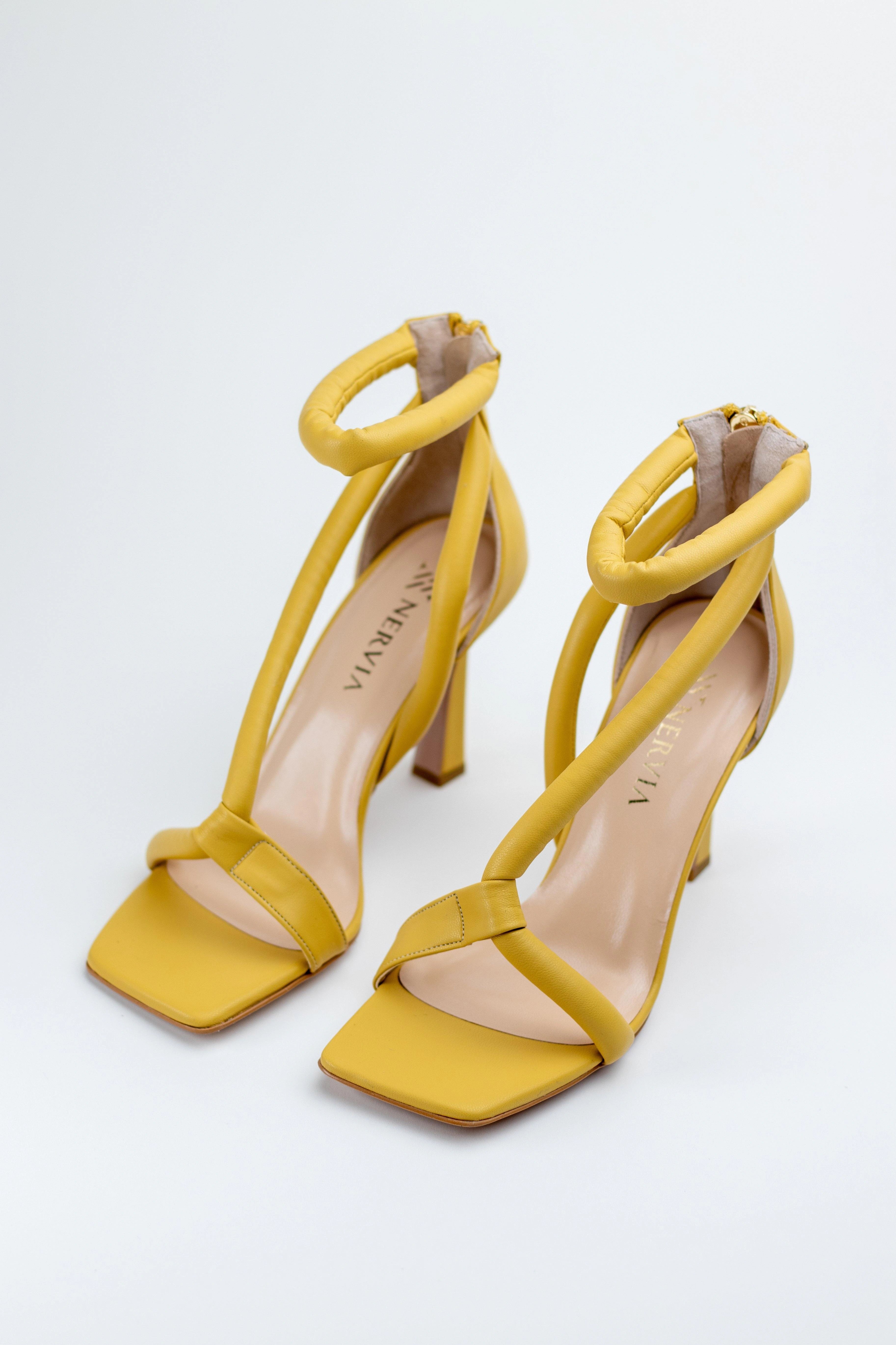 Sarı Kare Burunlu Boru Detaylı Sandalet