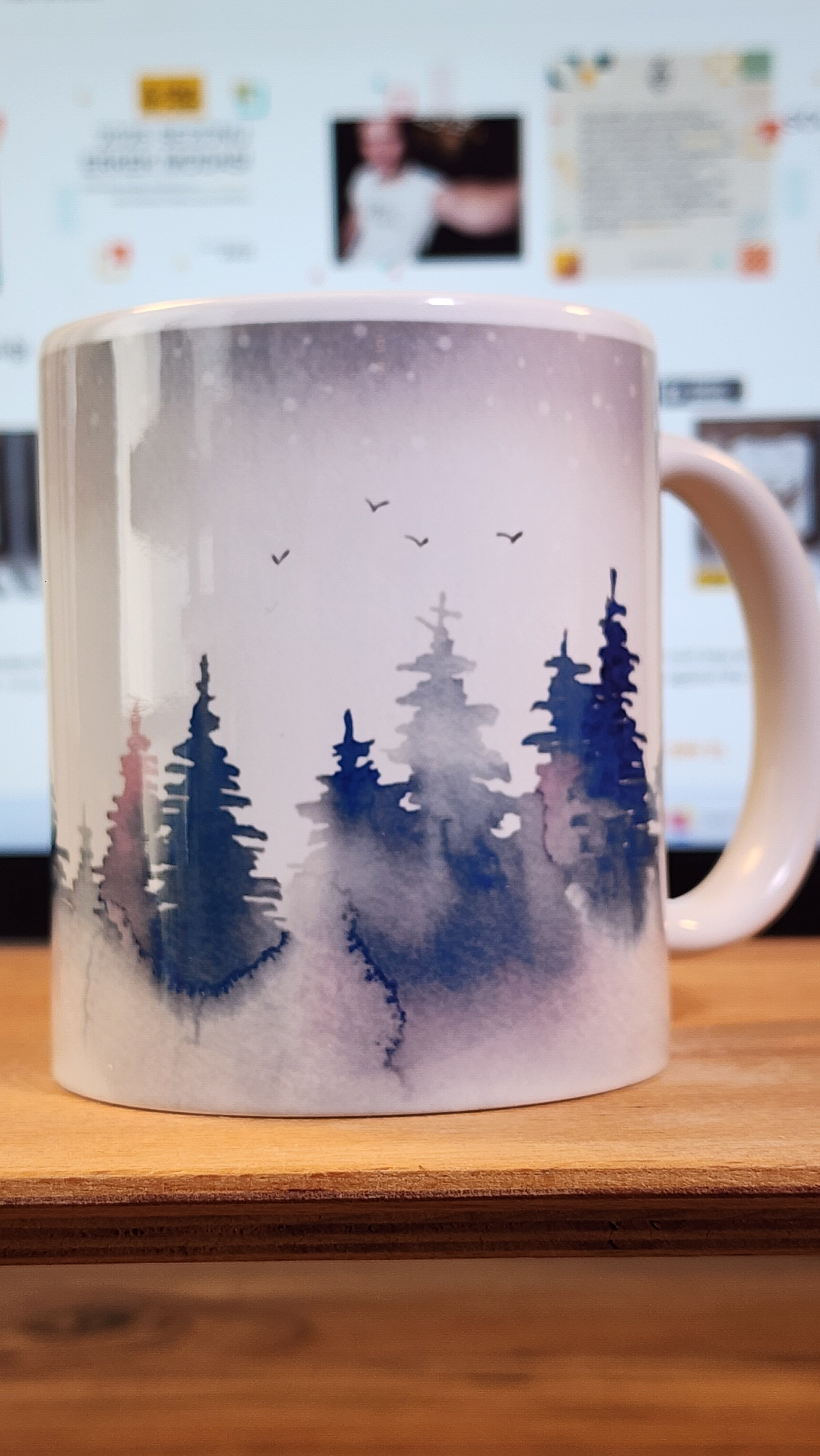  MISTY PINES – Suluboya Orman Manzaralı Porselen Kupa - Ücretsiz Kargo