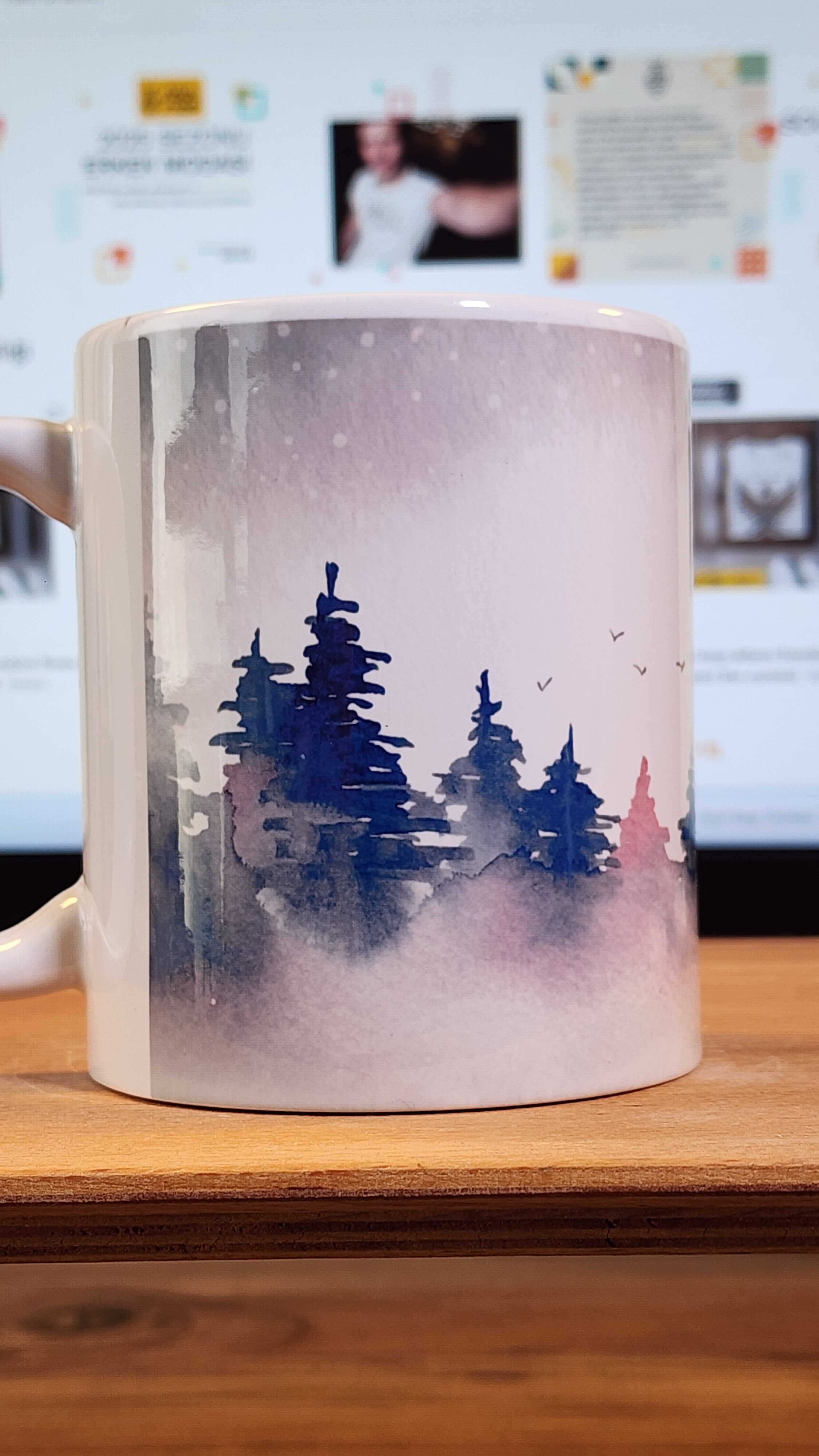  MISTY PINES – Suluboya Orman Manzaralı Porselen Kupa - Ücretsiz Kargo
