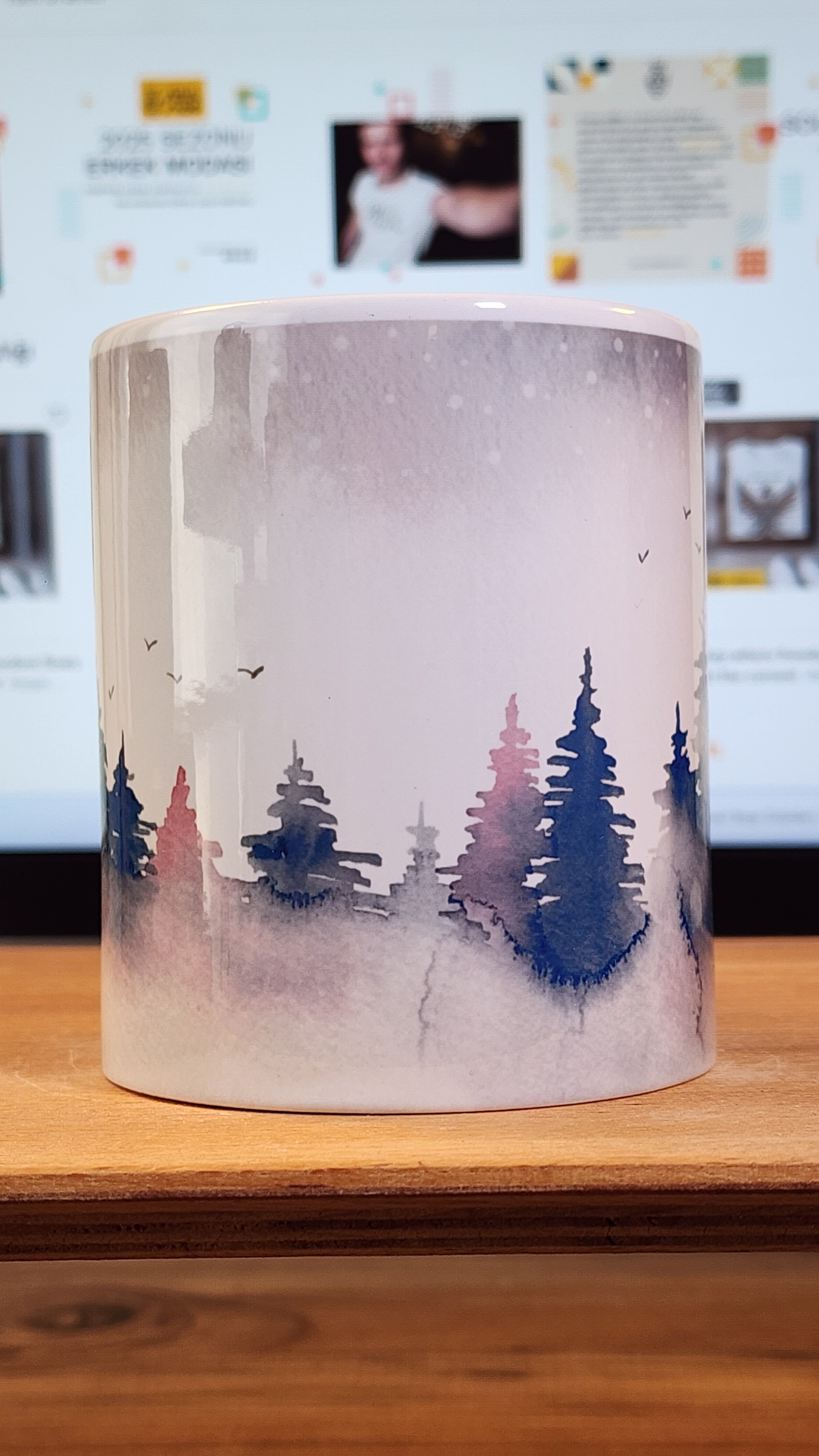  MISTY PINES – Suluboya Orman Manzaralı Porselen Kupa - Ücretsiz Kargo