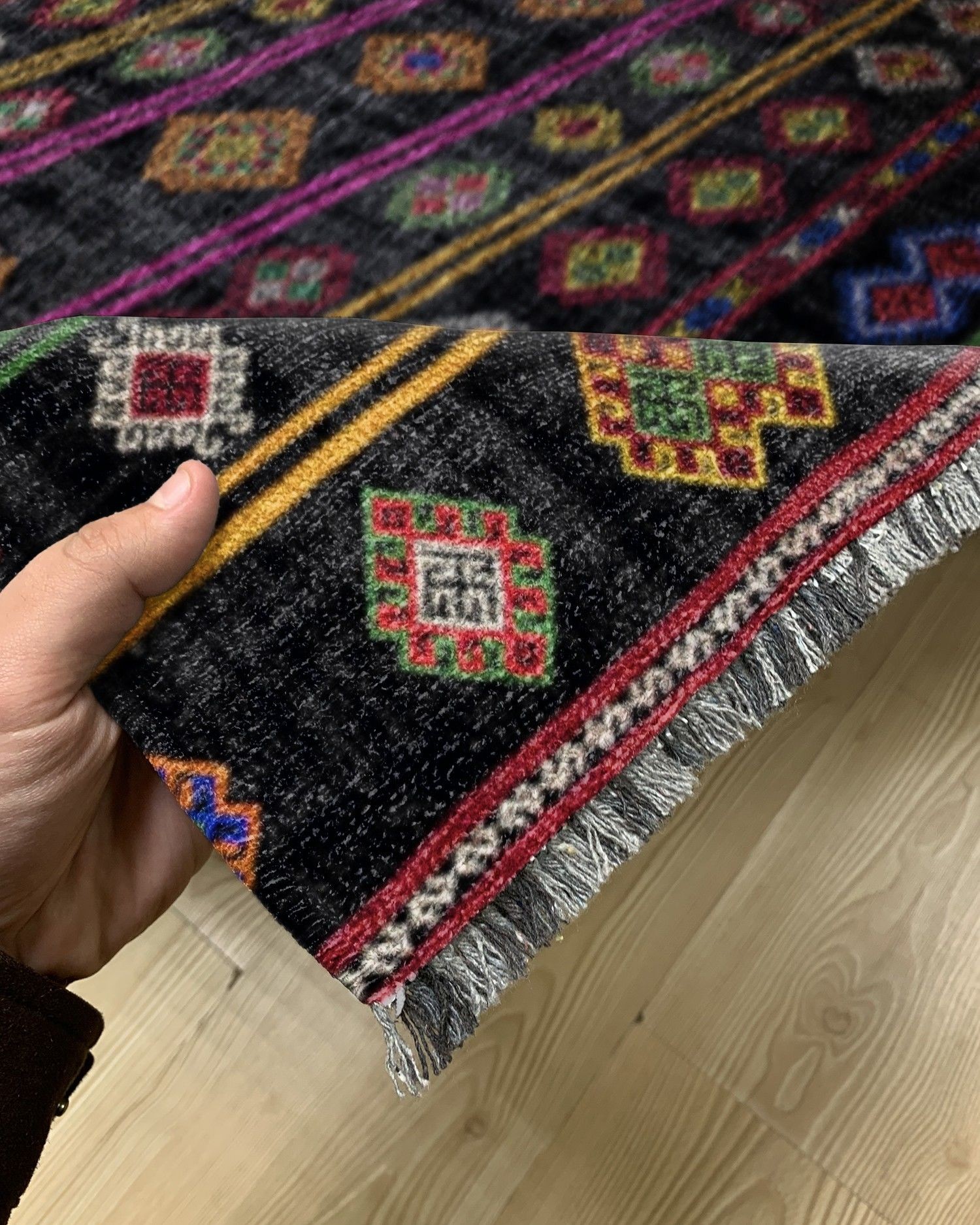 Montis Halı Vivere 35001 Siyah Şönil Dokuma Renkli Kilim Desenli Makine Halısı