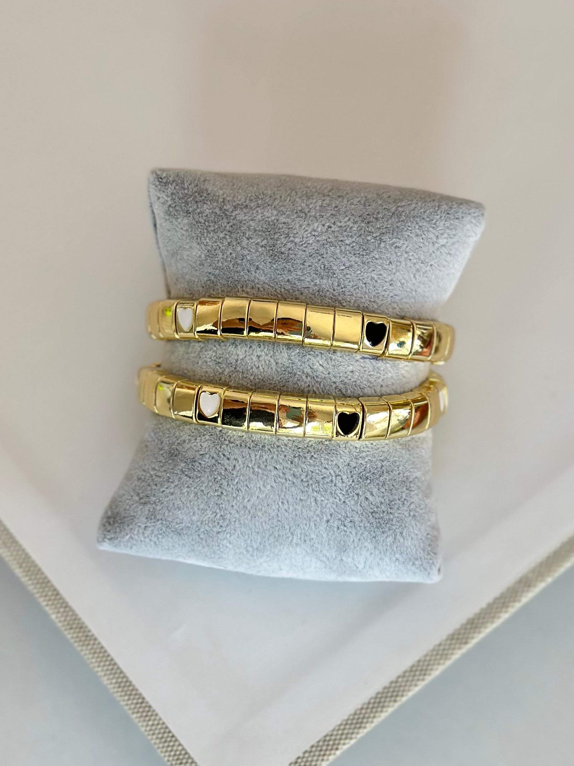 Siyah Beyaz Kalpli Gold Porselen Bileklik