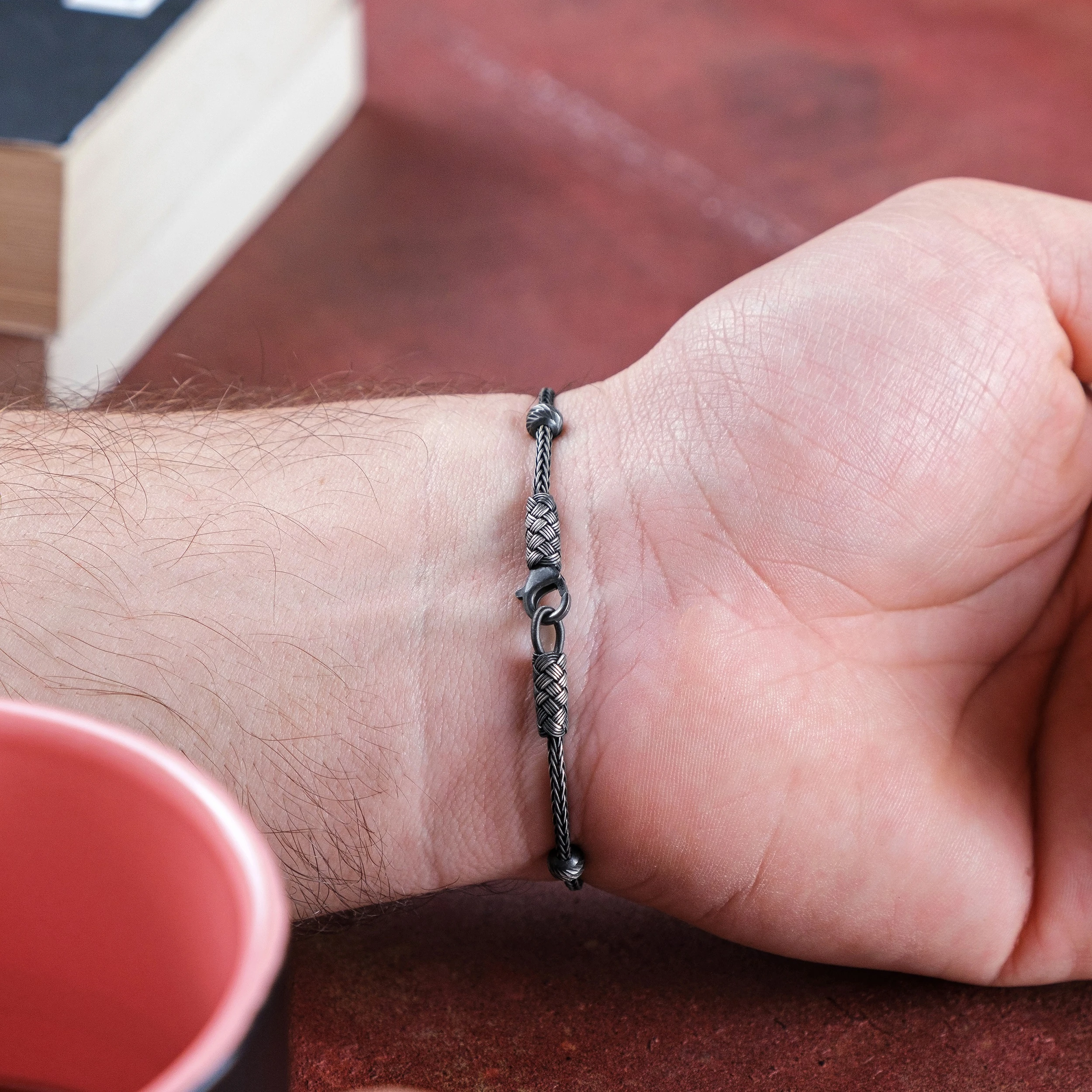 El Örgüsü 999 Ayar Saf Gümüş Bileklik - Siyah Boncuklu Tasarım