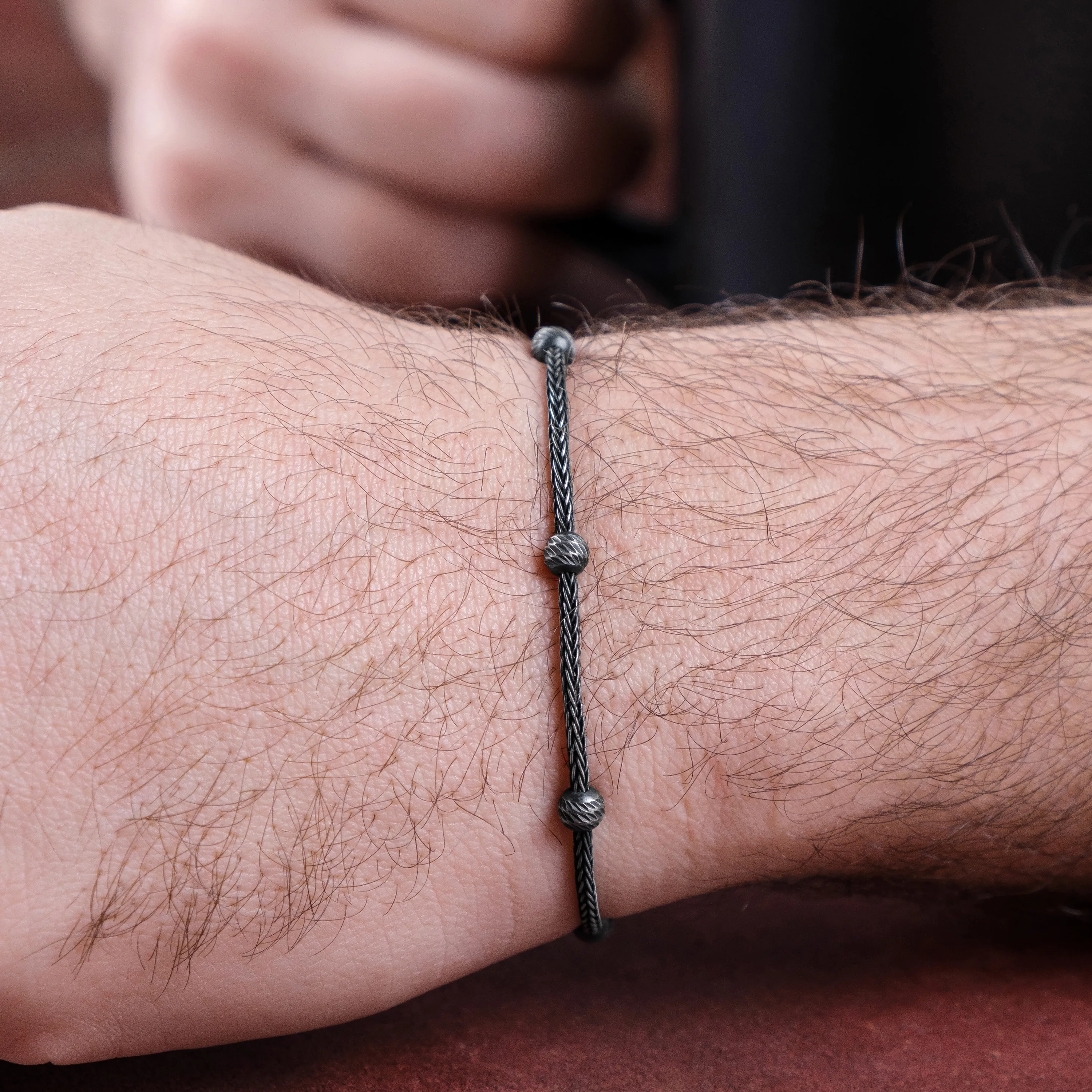 El Örgüsü 999 Ayar Saf Gümüş Bileklik - Siyah Boncuklu Tasarım