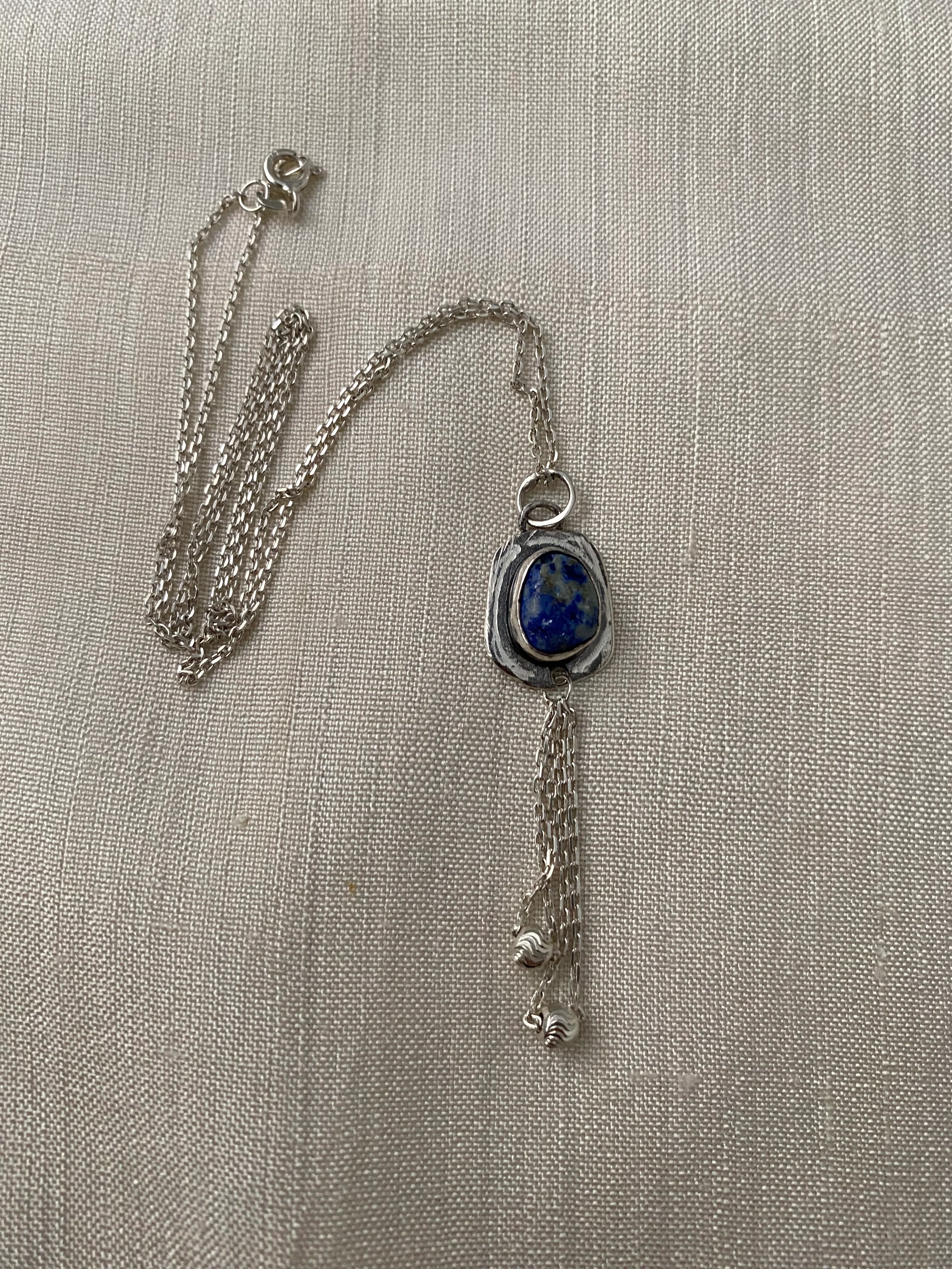 Sodalit Taşlı El Yapımı Gümüş Kolye – Özgün Tasarım, Tek Parça