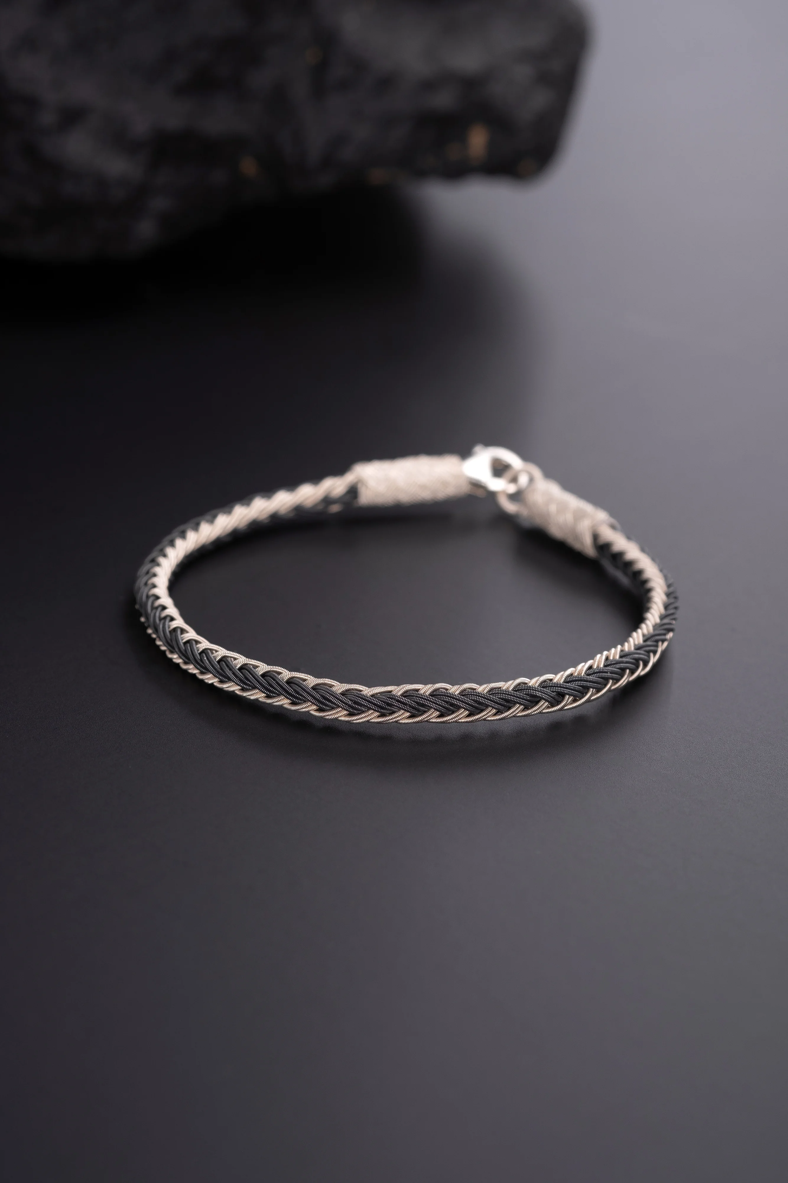 El Örgüsü 999 Saf Gümüş Kazaziye Bileklik - Siyah Beyaz Modern Form