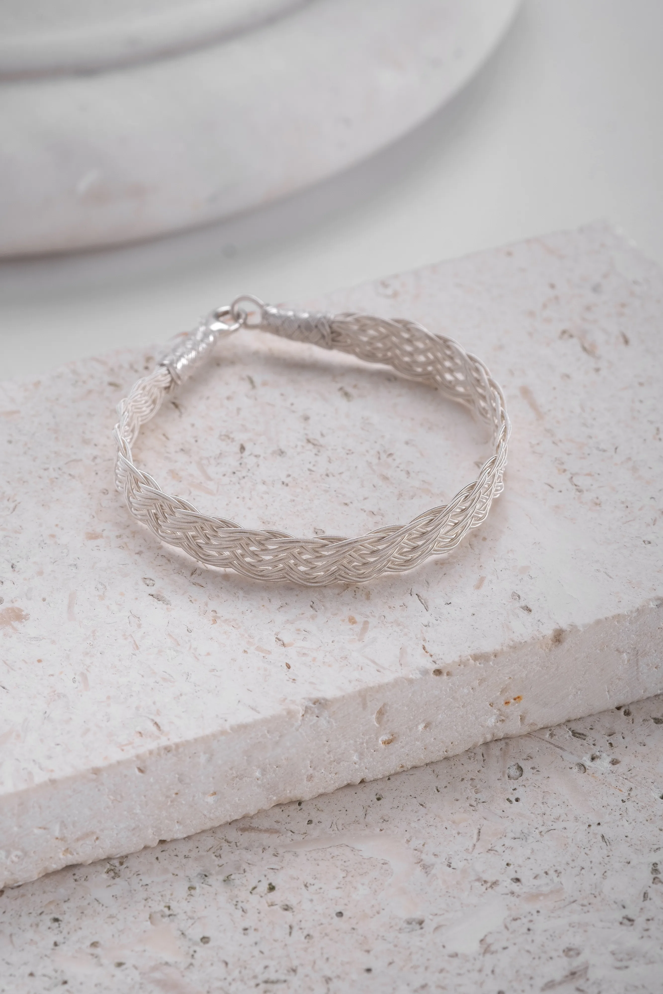 El Örgüsü 999 Ayar Saf Gümüş Kazaziye Bileklik - Geniş Beyaz Tasarım