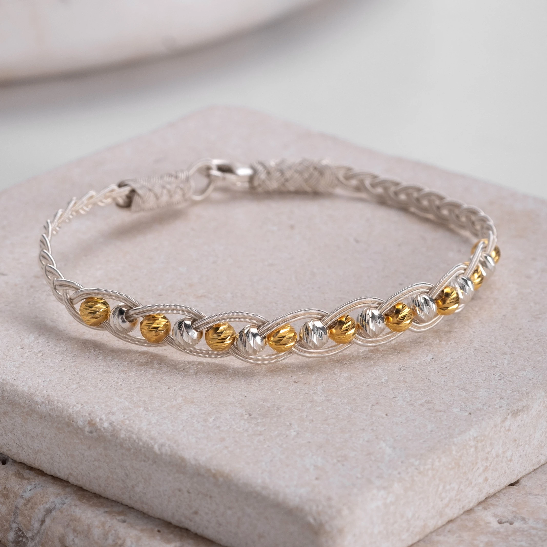 El Örgüsü 999 Ayar Saf Gümüş Kazaziye Bileklik - Gold Boncuklu Zarif Model