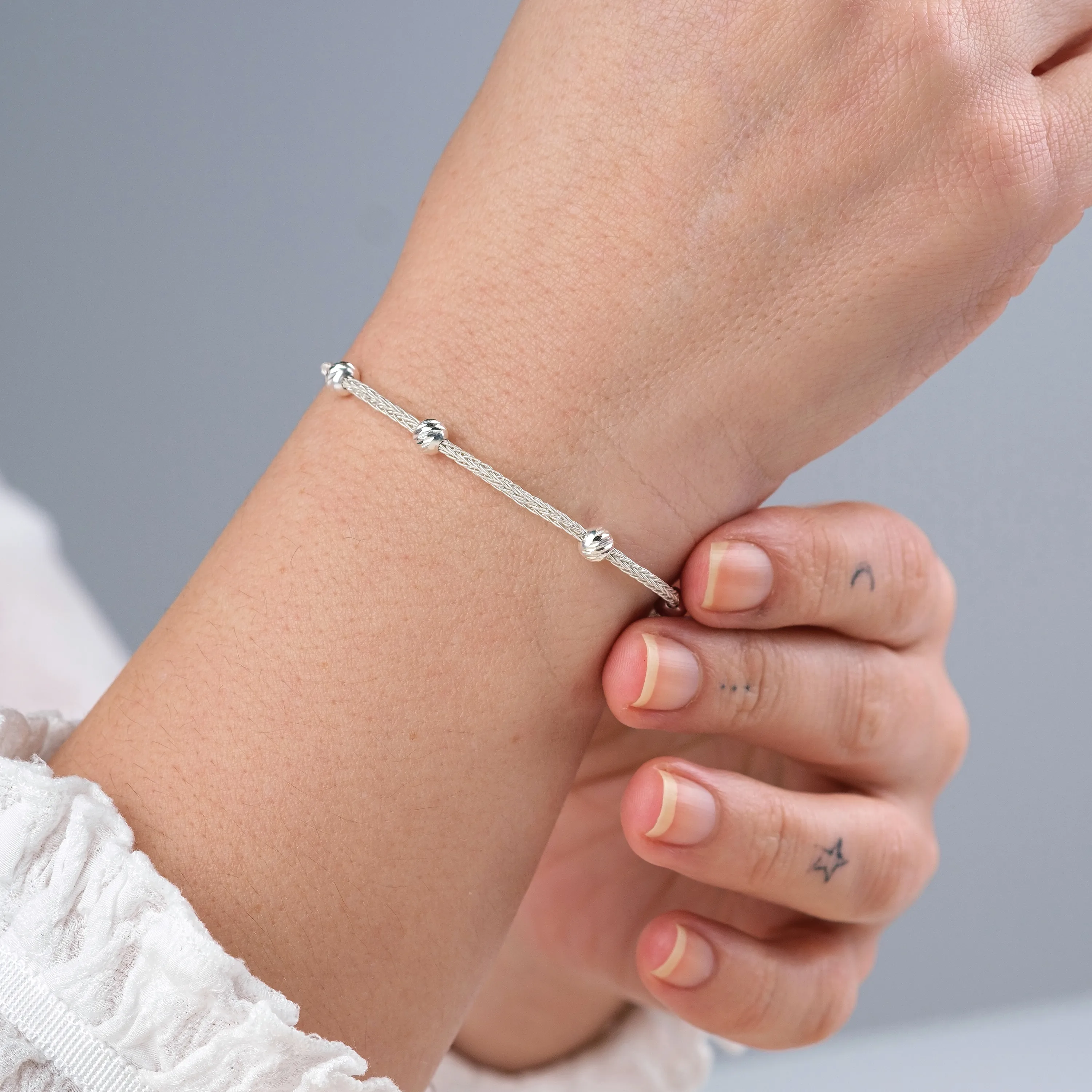 El Örgüsü 999 Ayar Saf Gümüş Kazaziye Bileklik - Gümüş Boncuklu Minimal Tasarım