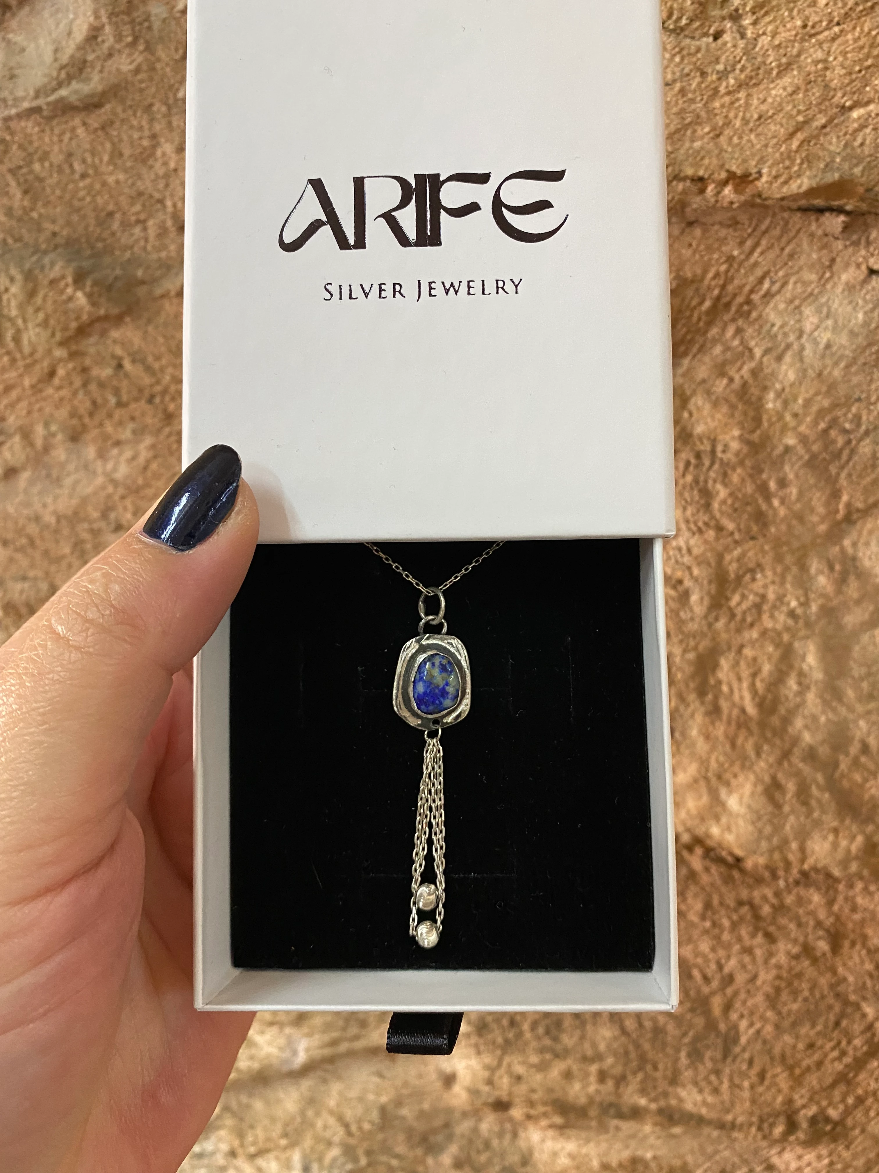 Sodalit Taşlı El Yapımı Gümüş Kolye – Özgün Tasarım, Tek Parça