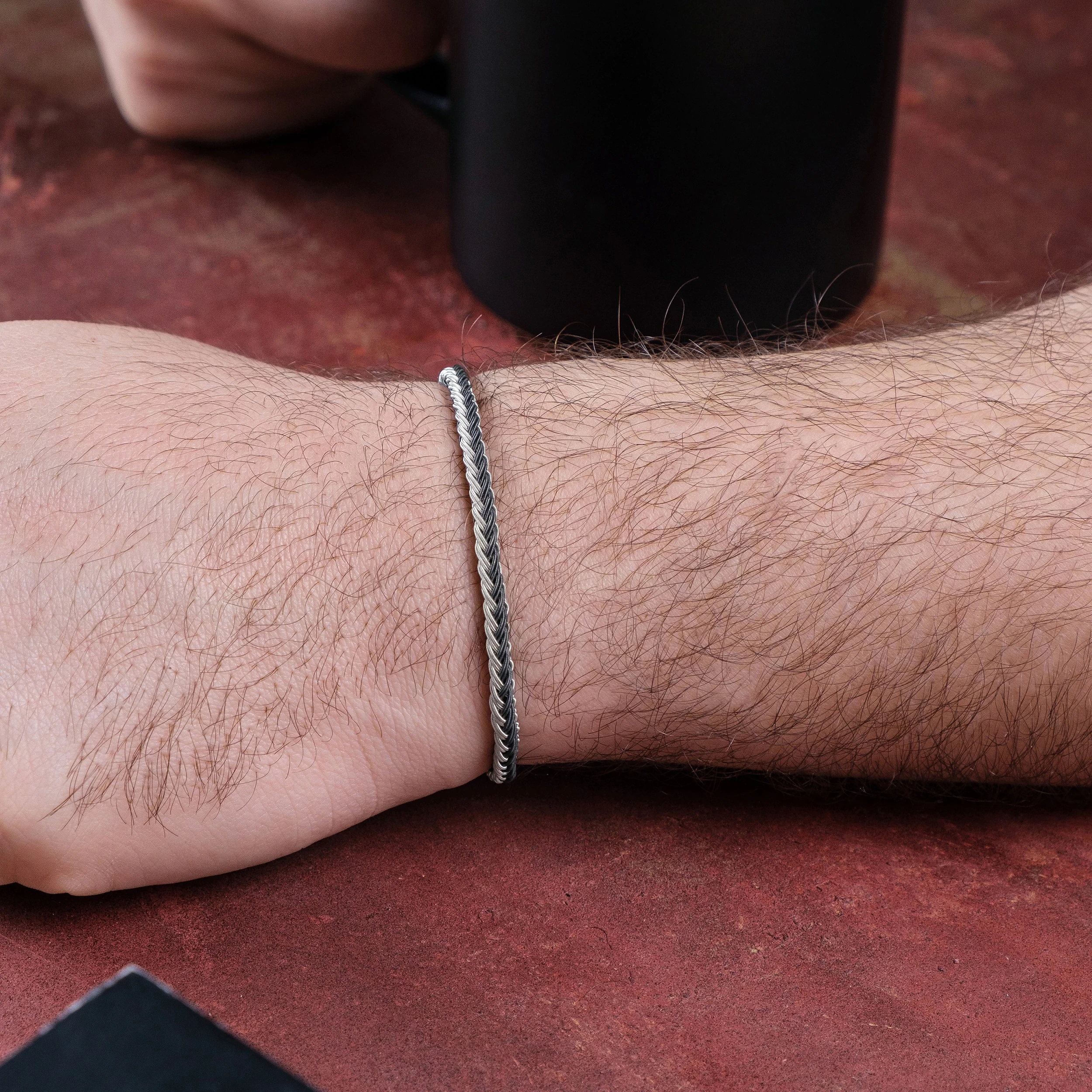 El Örgüsü 999 Saf Gümüş Kazaziye Bileklik - Siyah Beyaz Modern Form