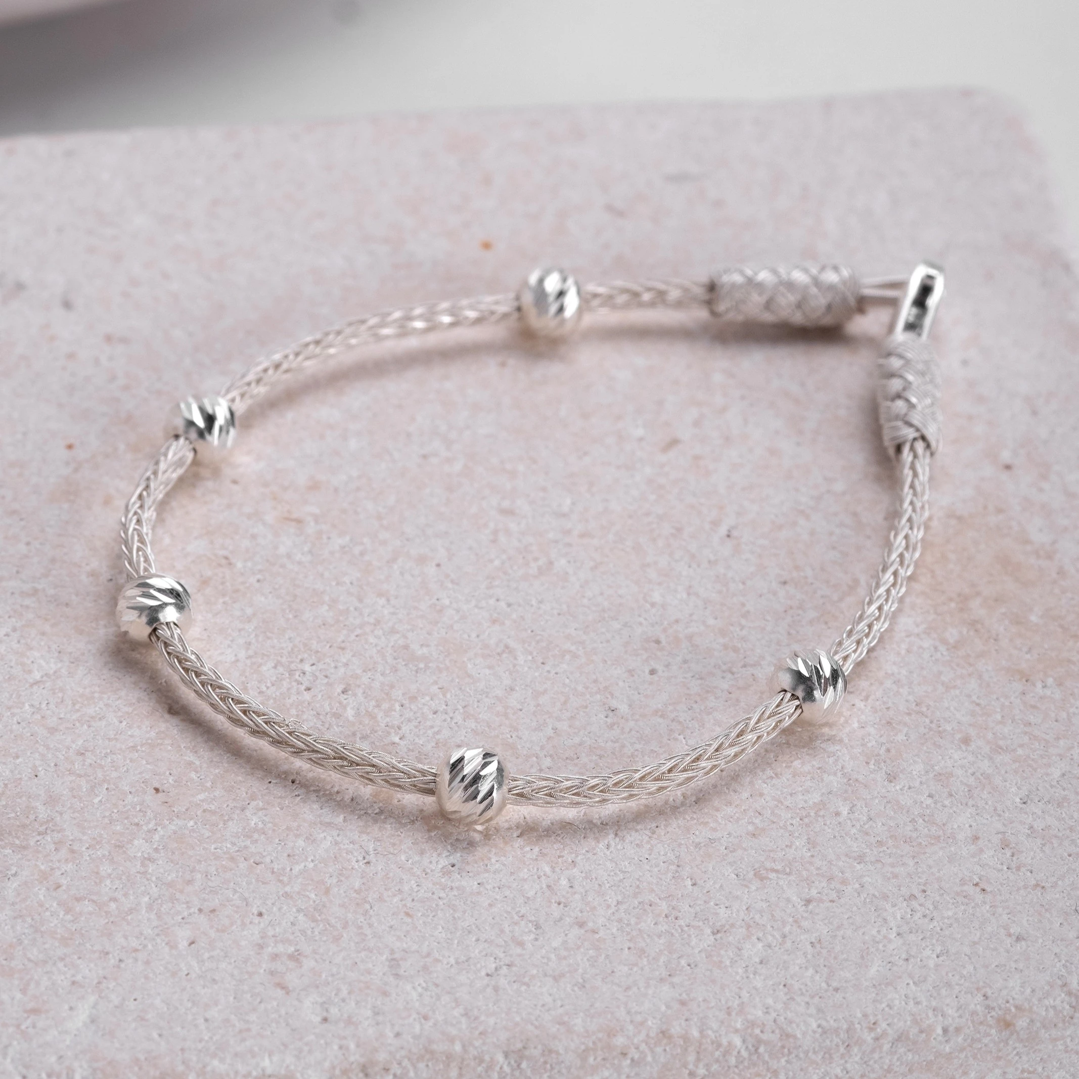 El Örgüsü 999 Ayar Saf Gümüş Kazaziye Bileklik - Gümüş Boncuklu Minimal Tasarım