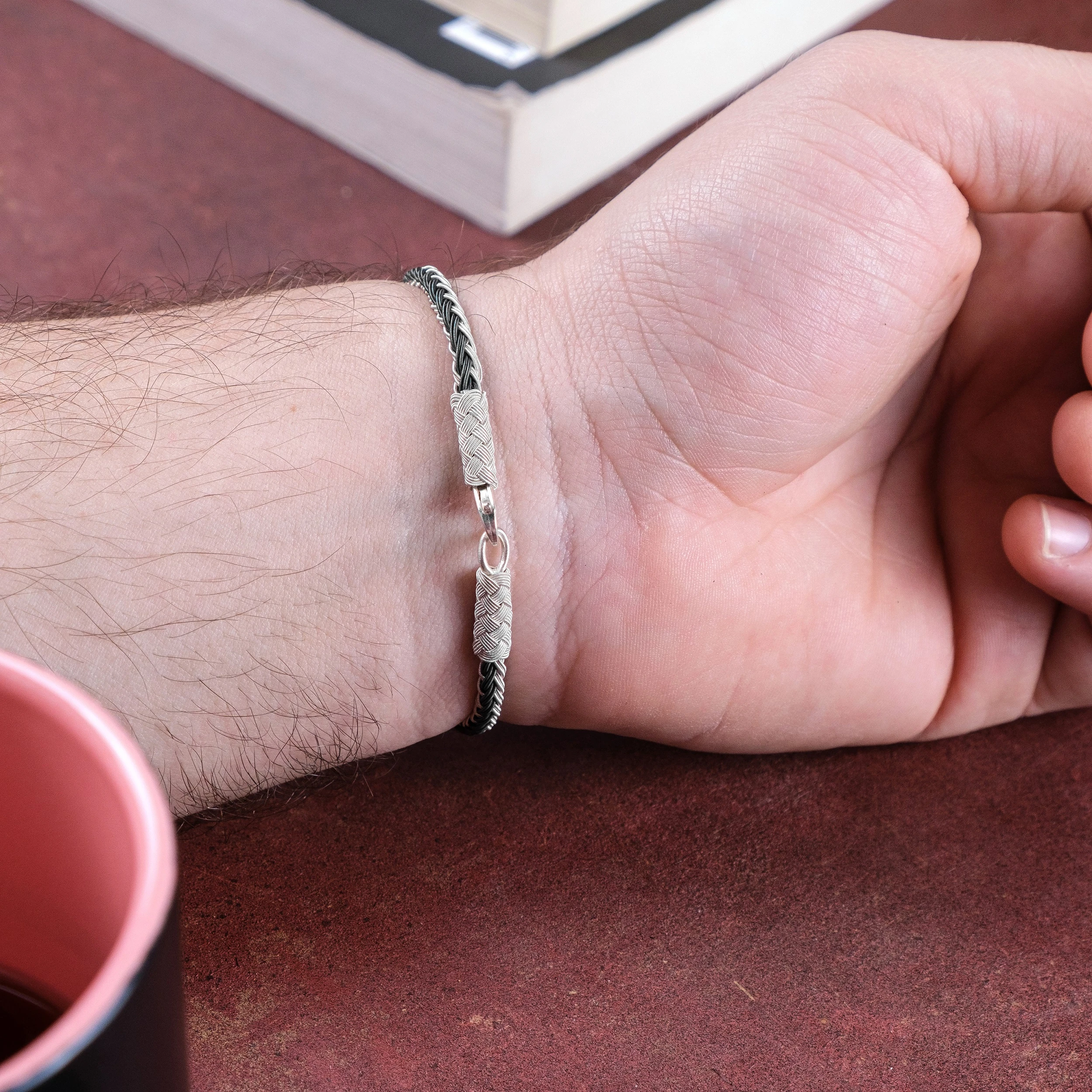 El Örgüsü 999 Saf Gümüş Kazaziye Bileklik - Siyah Beyaz Modern Form