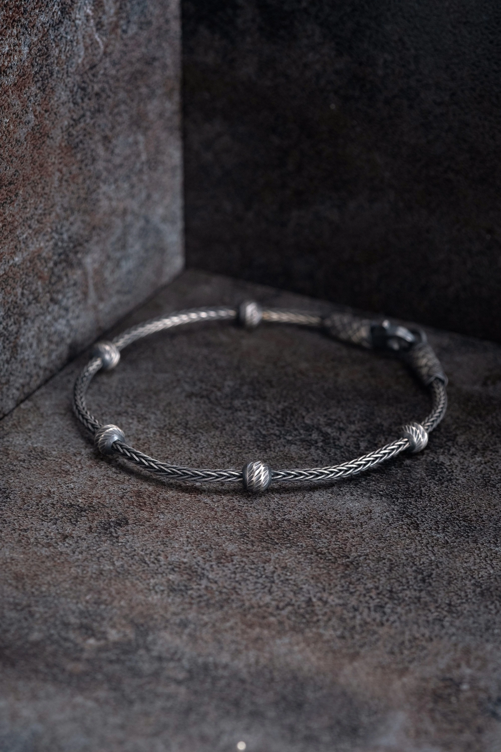 El Örgüsü 999 Ayar Saf Gümüş Bileklik - Siyah Boncuklu Tasarım