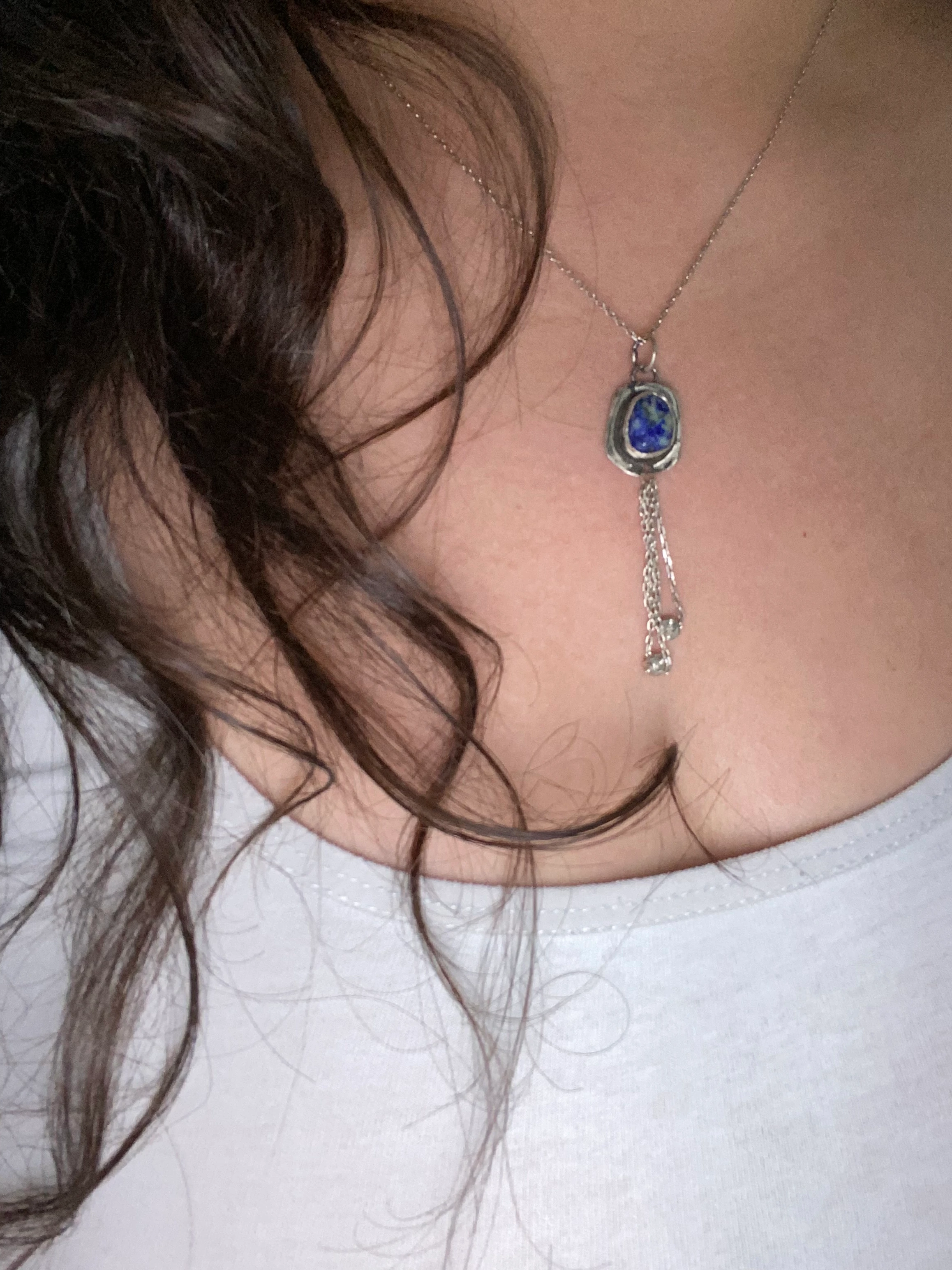 Sodalit Taşlı El Yapımı Gümüş Kolye – Özgün Tasarım, Tek Parça