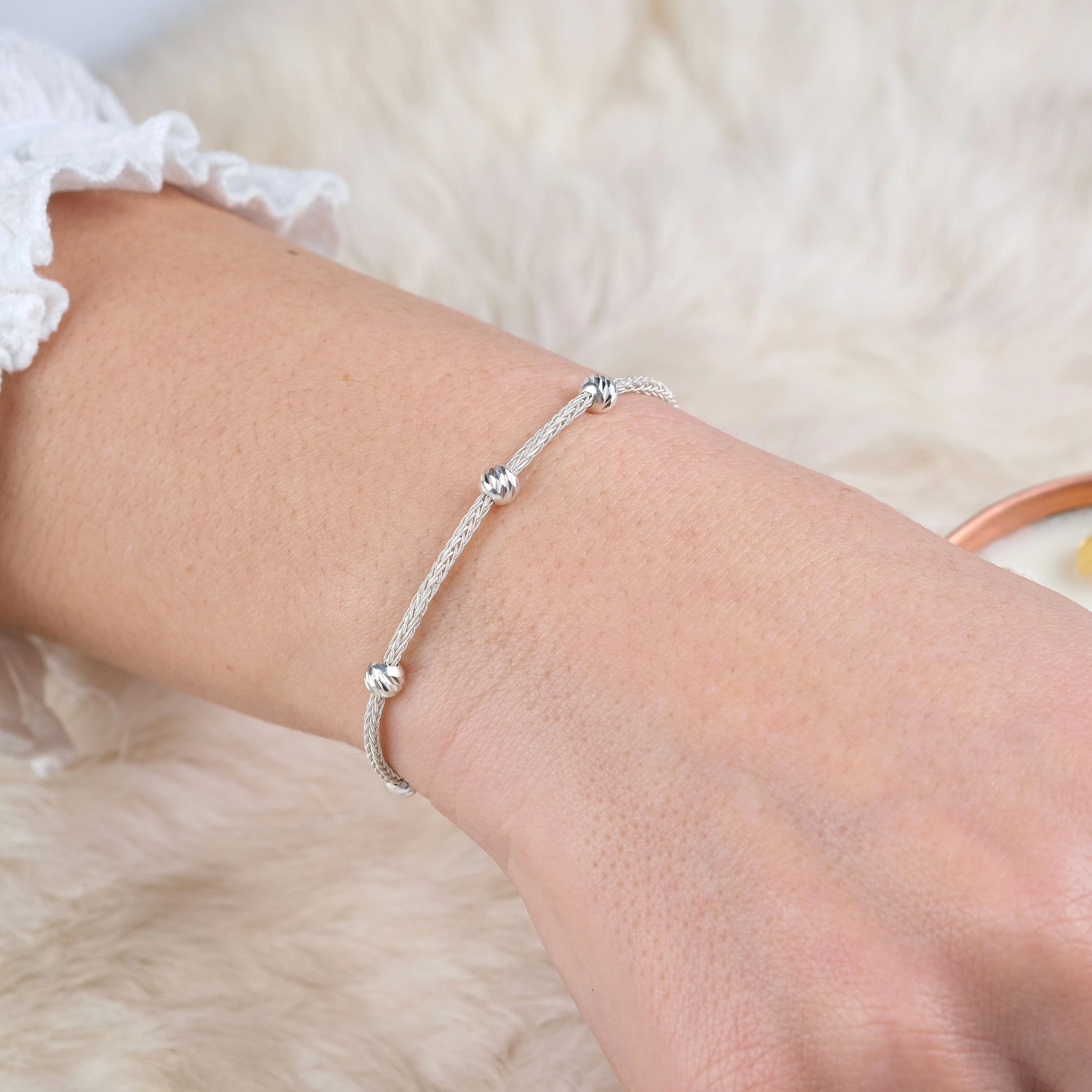 El Örgüsü 999 Ayar Saf Gümüş Kazaziye Bileklik - Gümüş Boncuklu Minimal Tasarım
