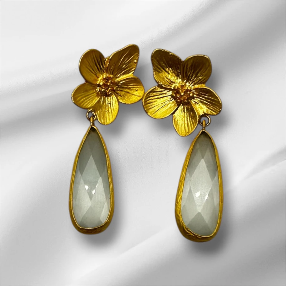 Gold kaplama çiçek detaylı hakiki inci doğal taş küpe