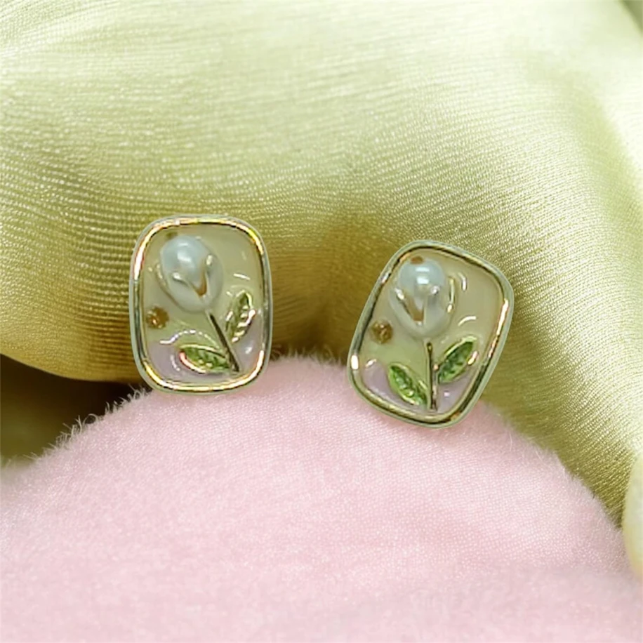 El yapımı çiçekli küpe