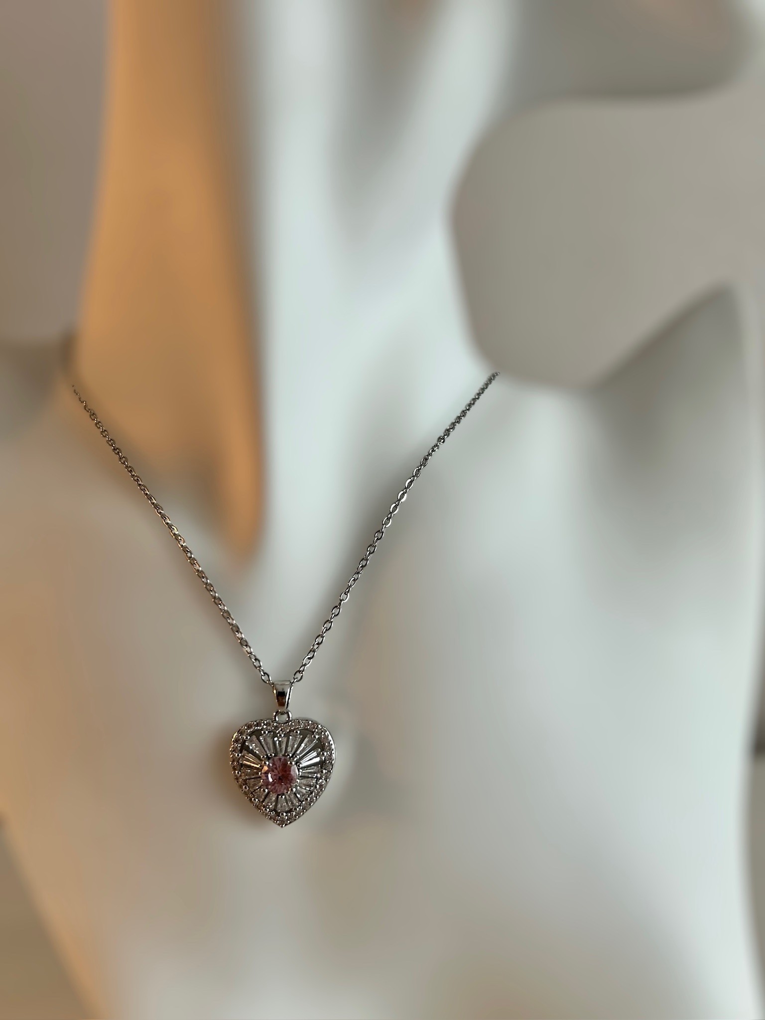 Kalp Şeklinde Pembe Taşlı Silver Çelik Kolye