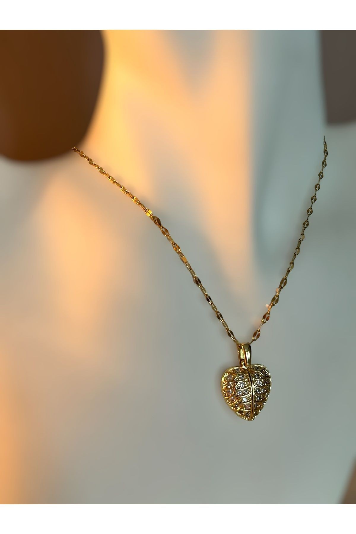 Kanatları Açılan Kalp Şeklinde Gold Çelik Kolye