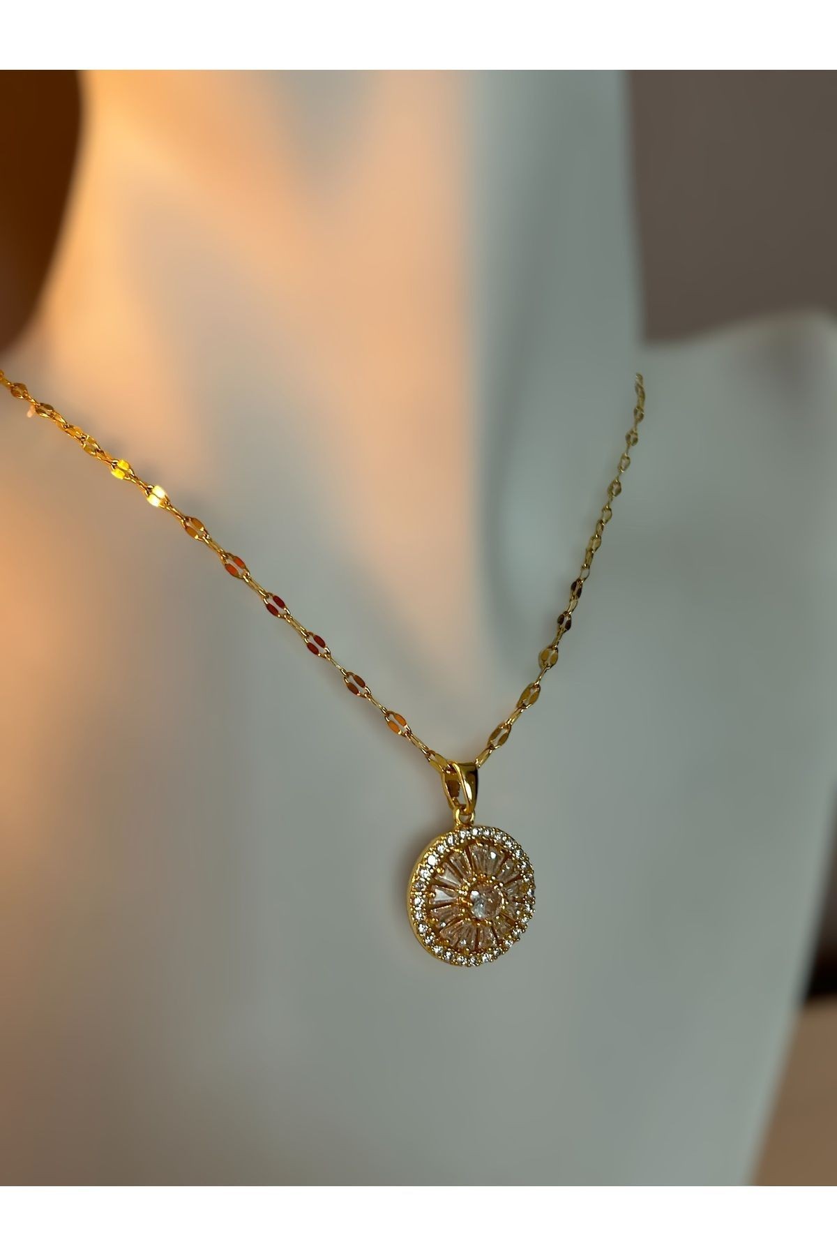 Taşlı Yuvarlak Gold Çelik Kolye