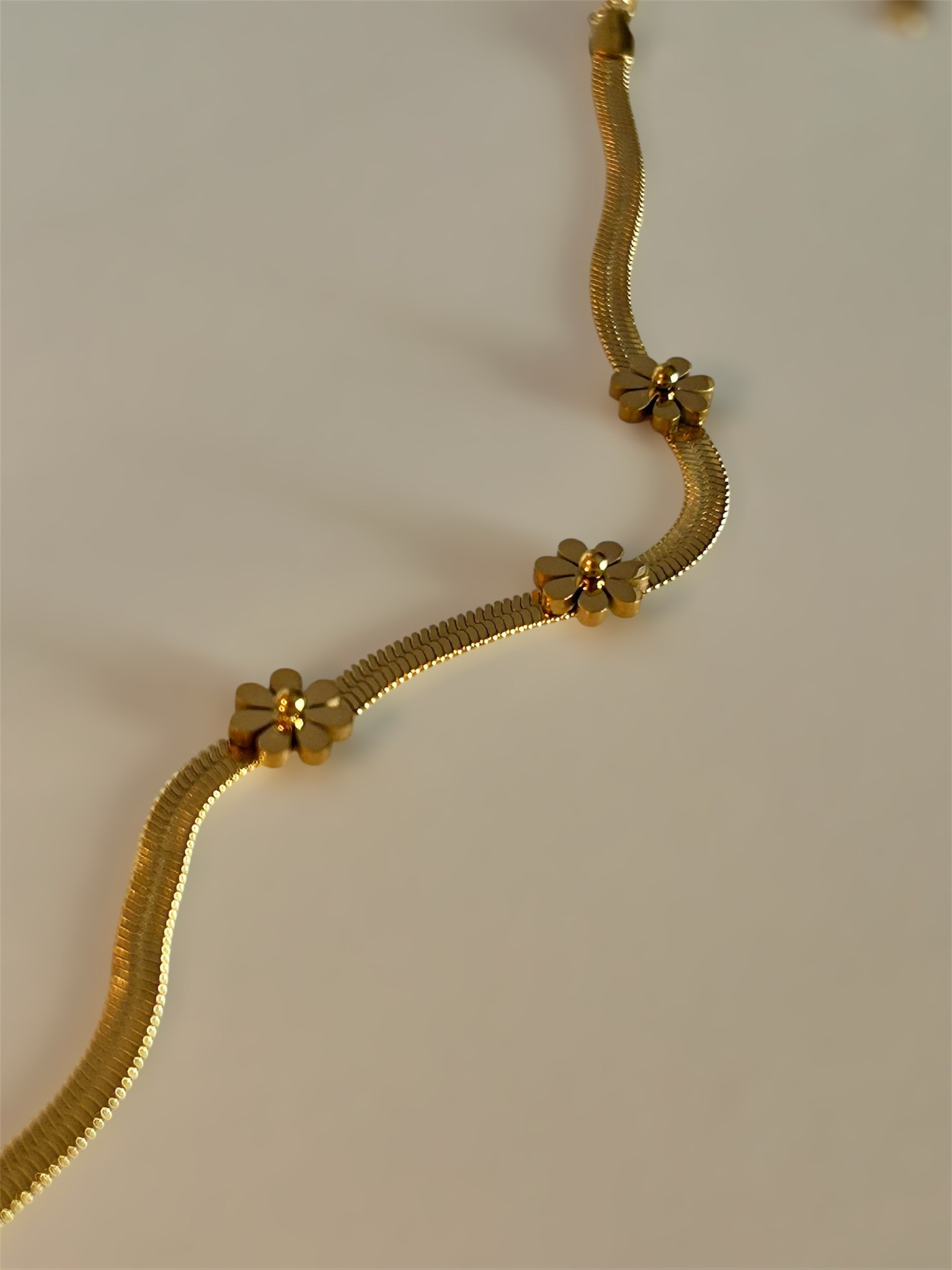 Kibar Çiçekli Gold Çelik Bileklik