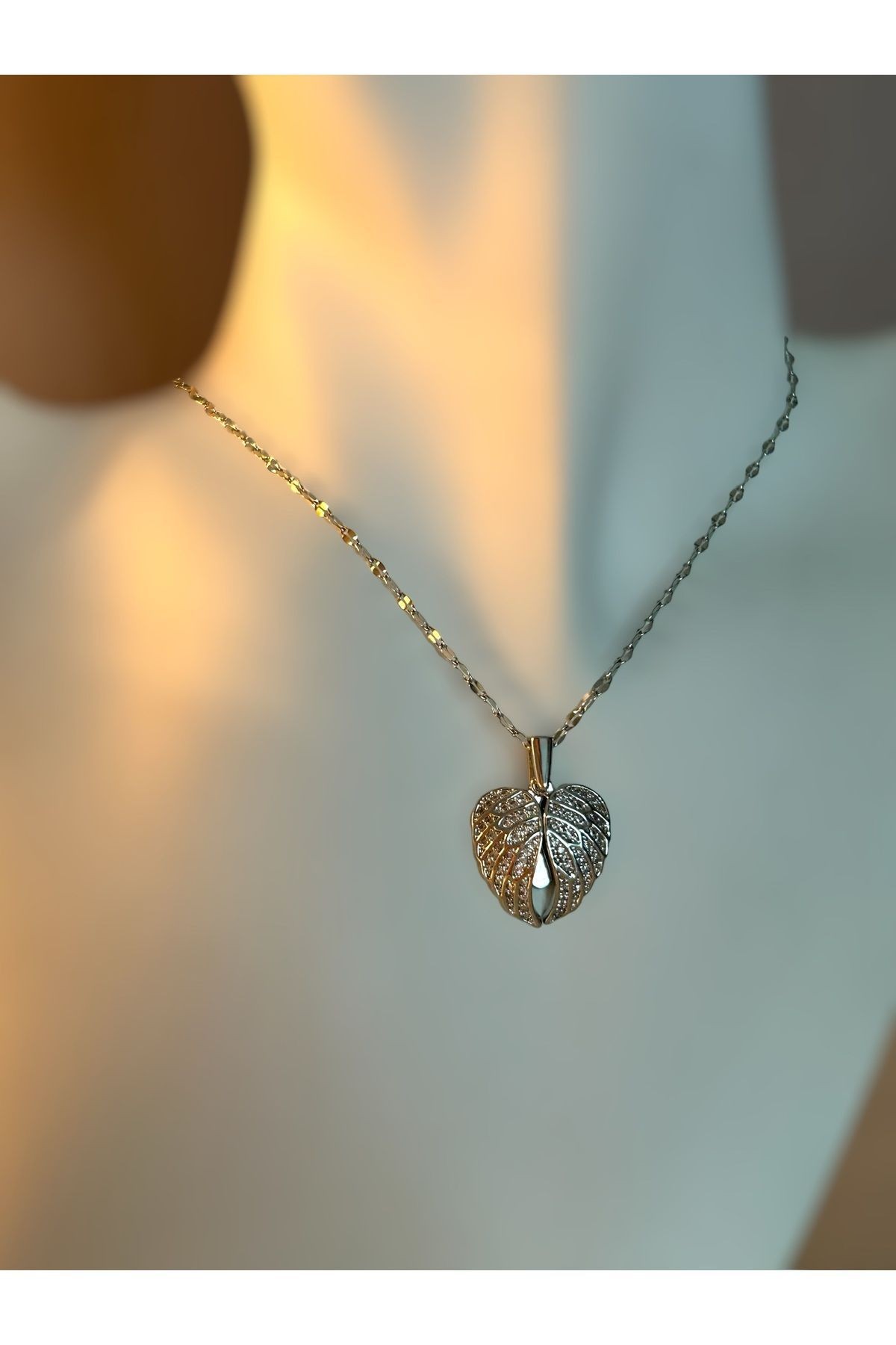 Kanatları Açılan Kalp Şeklinde Silver Çelik Kolye