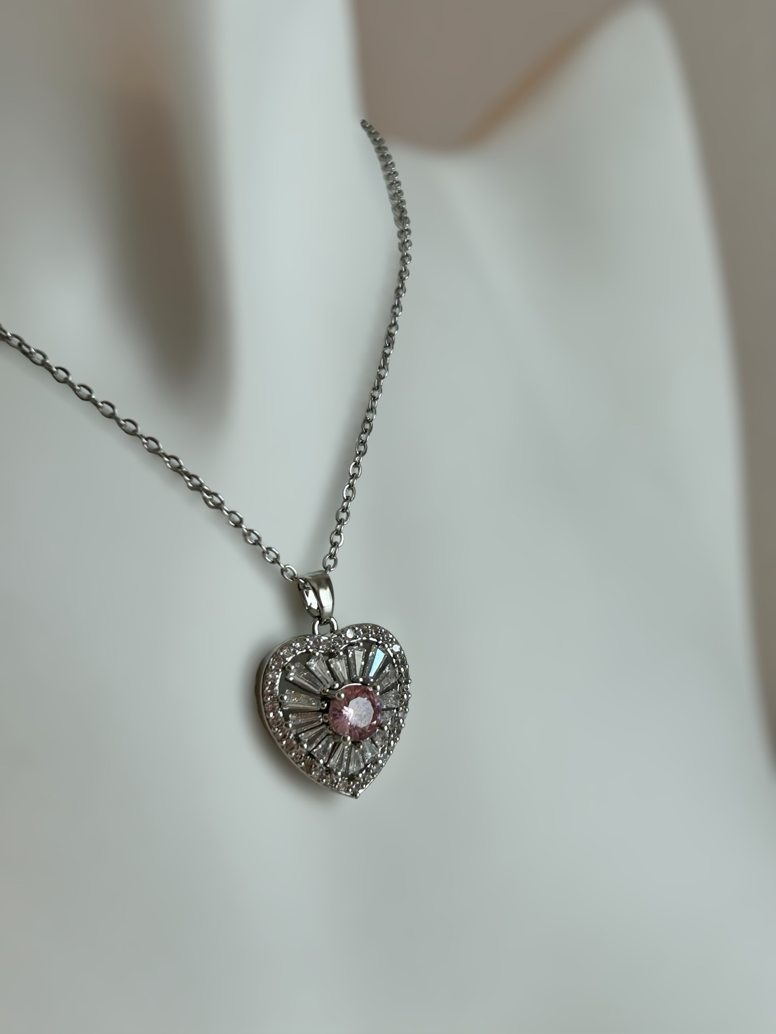 Kalp Şeklinde Pembe Taşlı Silver Çelik Kolye