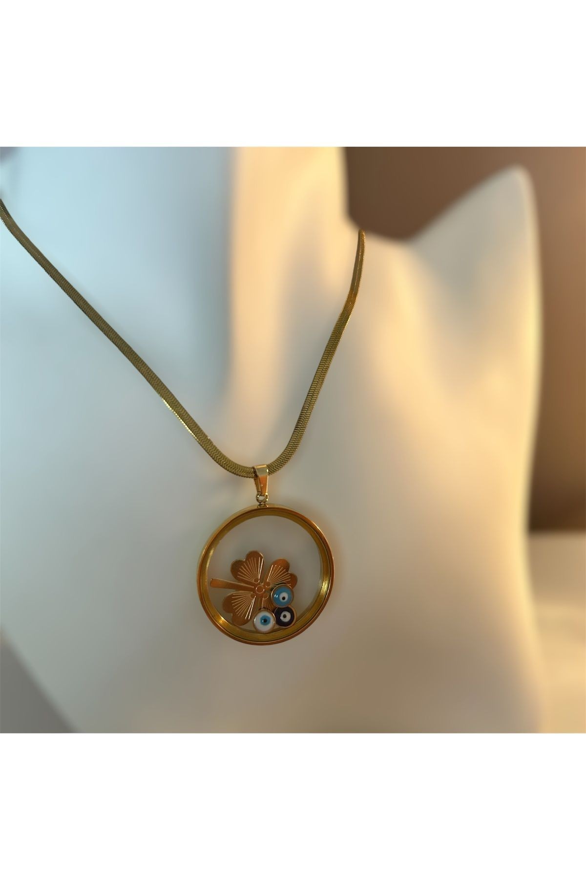 İçi Süslü Yuvarlak Gold Çelik Kolye