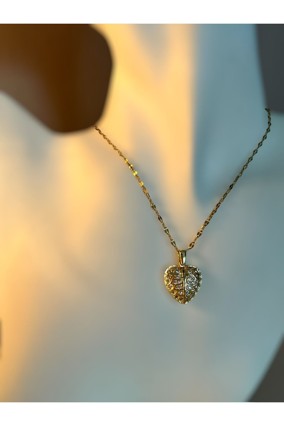 Kanatları Açılan Kalp Şeklinde Gold Çelik Kolye