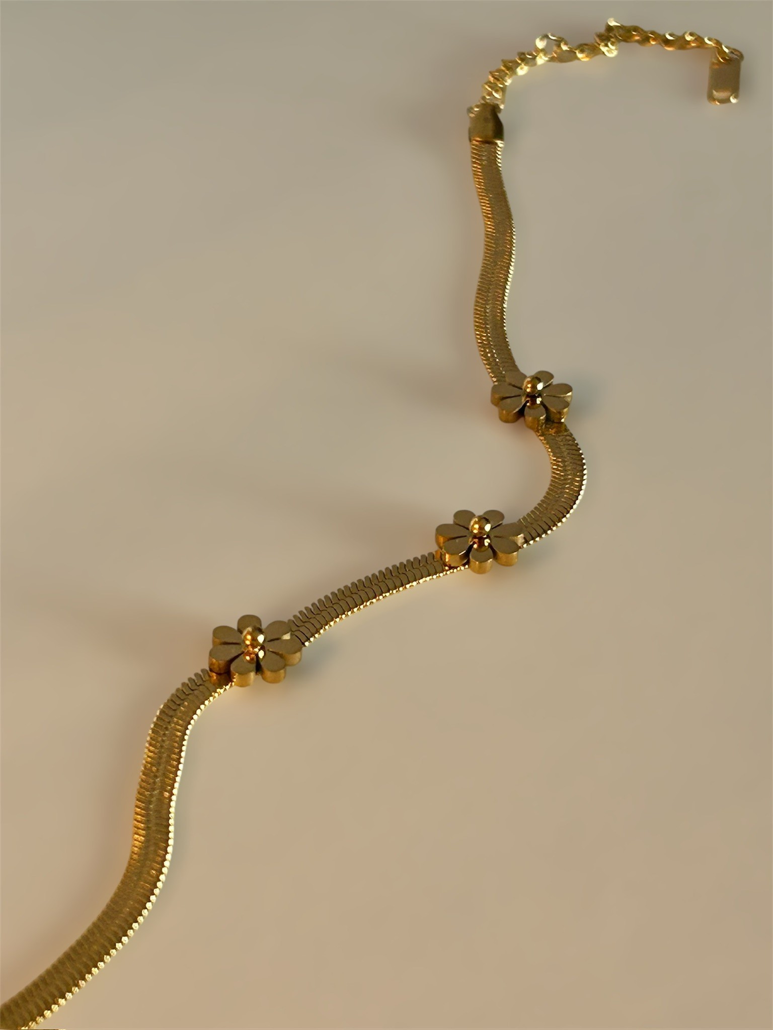 Kibar Çiçekli Gold Çelik Bileklik
