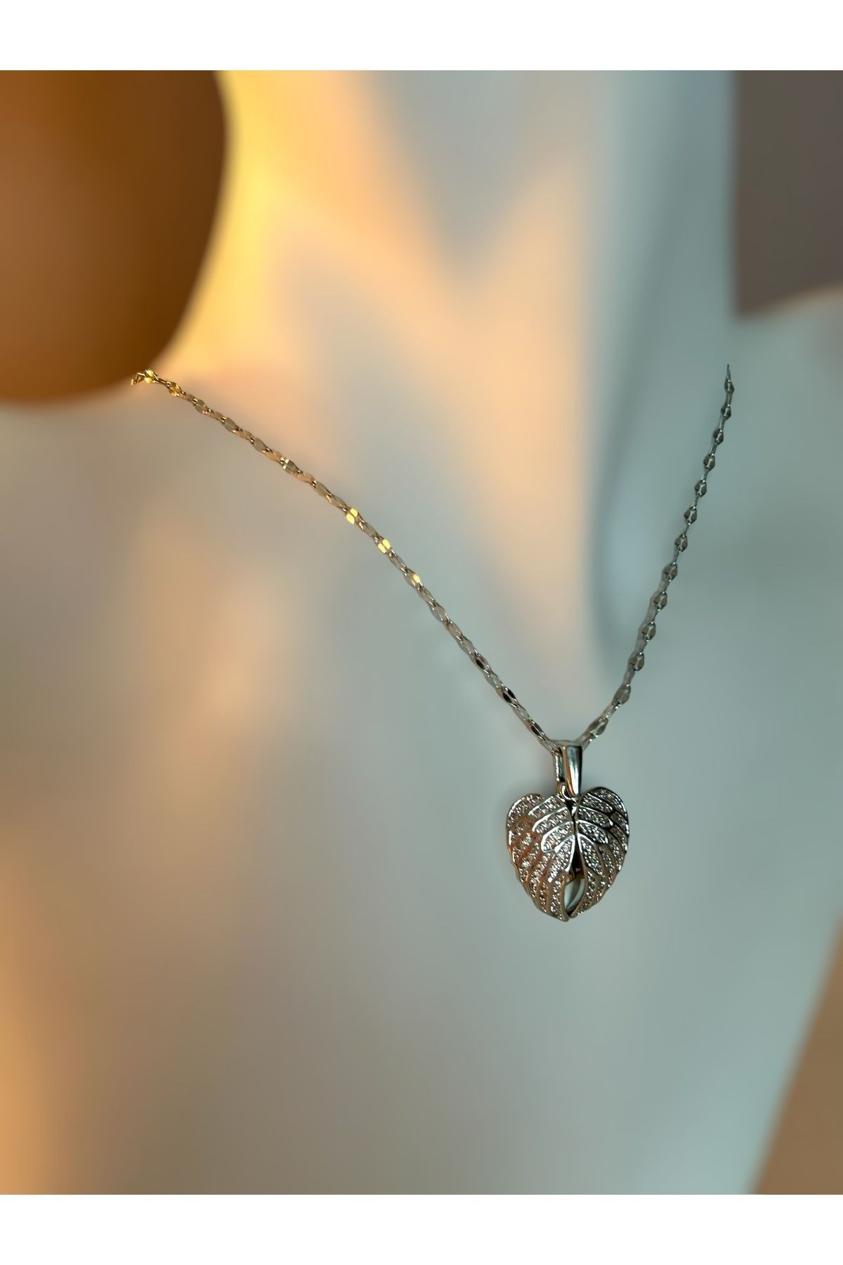 Kanatları Açılan Kalp Şeklinde Silver Çelik Kolye