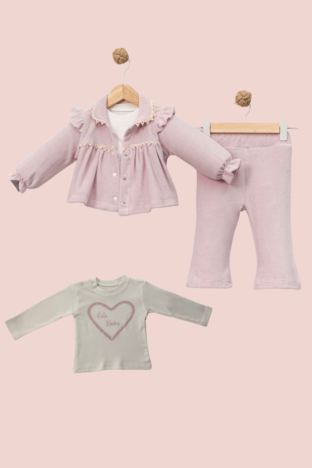 3’lü Kız Bebek Kadife Takım – Dantel detaylı Pembe Ceket, Body ve Pantolon (3-12 Ay)