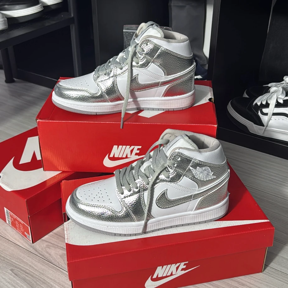 Nike Air Jordan 1 Mid - Parlak Gümüş görsel 2
