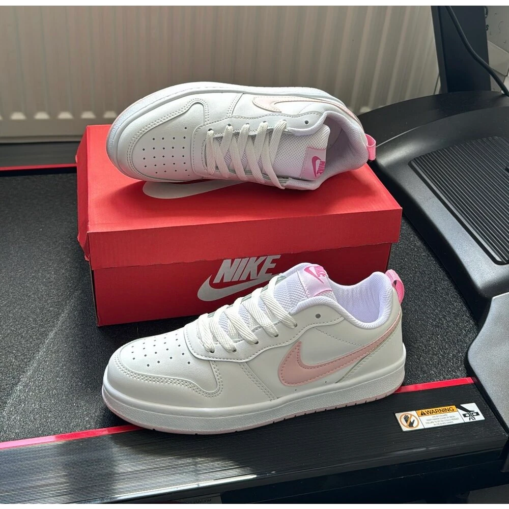 Nike Court Borough - Pembe