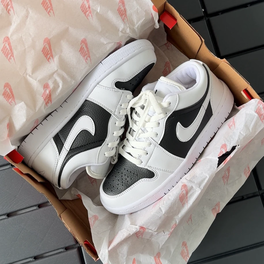 Nike Air Jordan 1 Low - Beyaz Siyah görsel 2