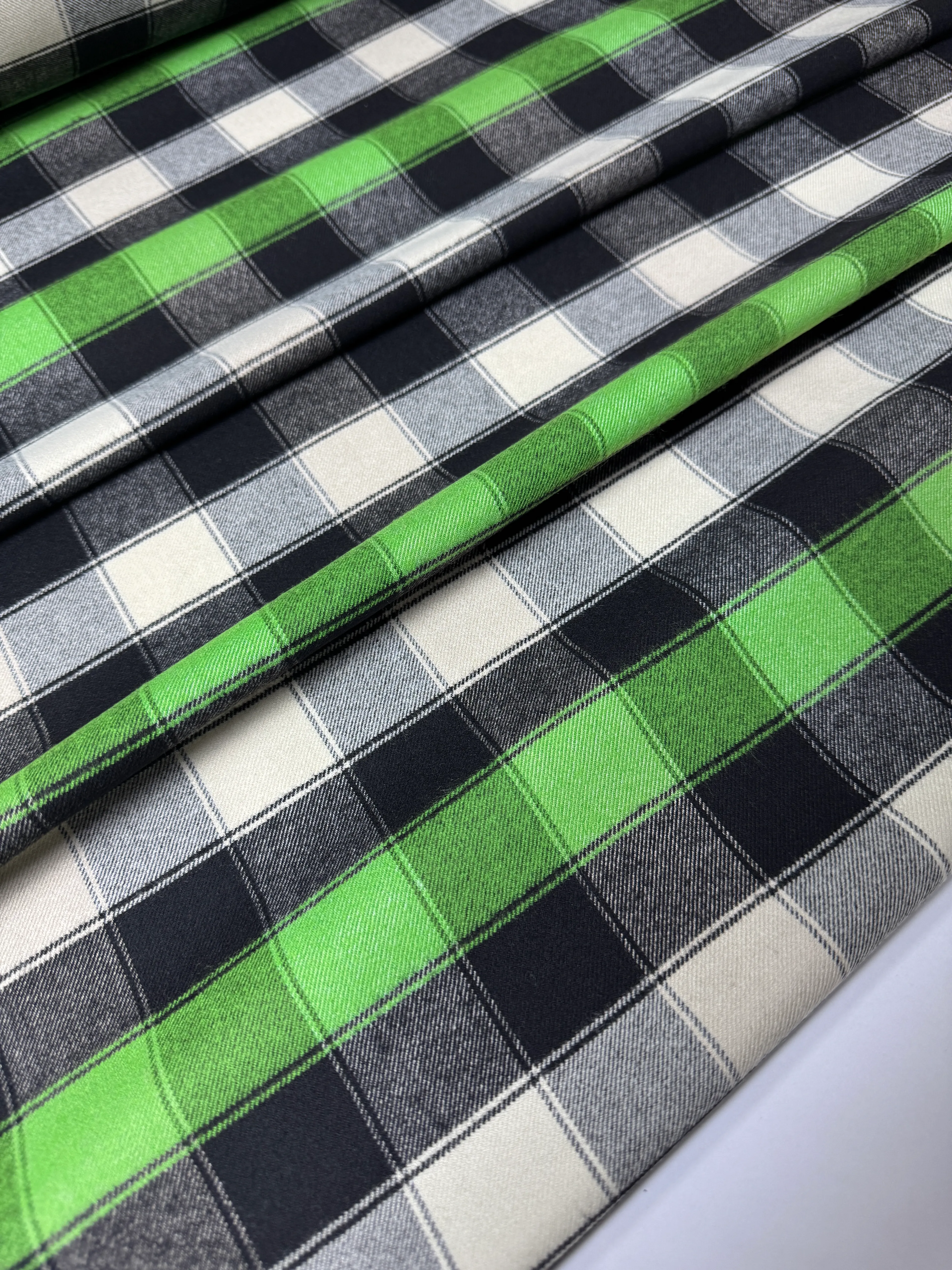 Desenli Poliviskon Kumaş | 1 Metre | En: 150cm - Yeşil