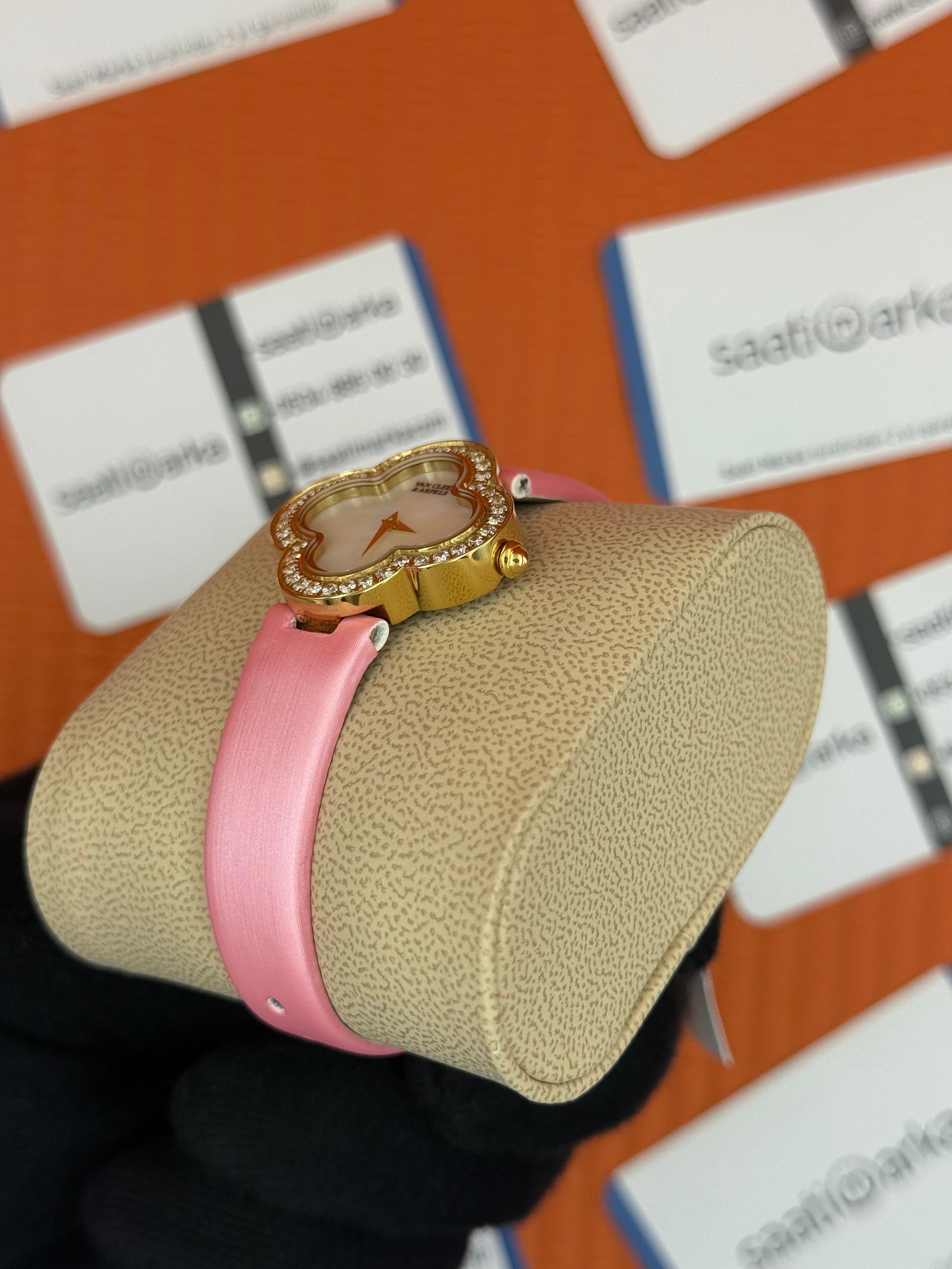 VAN CLEEF beyaz kadran pembe deri kordon gold kasa taşlı bezel kadın kol saati