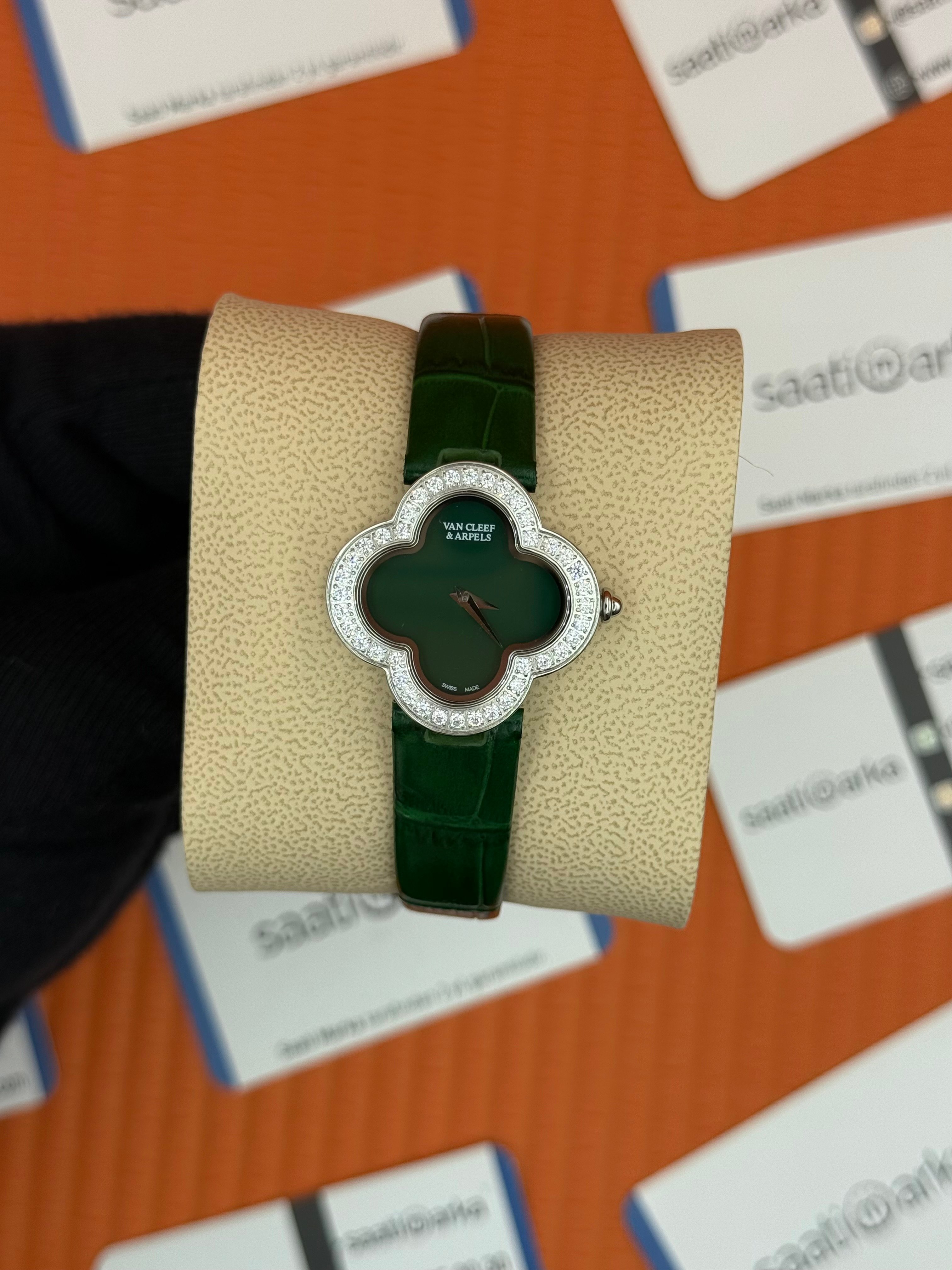 VAN CLEEF yeşil kadran yeşil deri kordon taşlı bezel silver kasa kadın kol saati