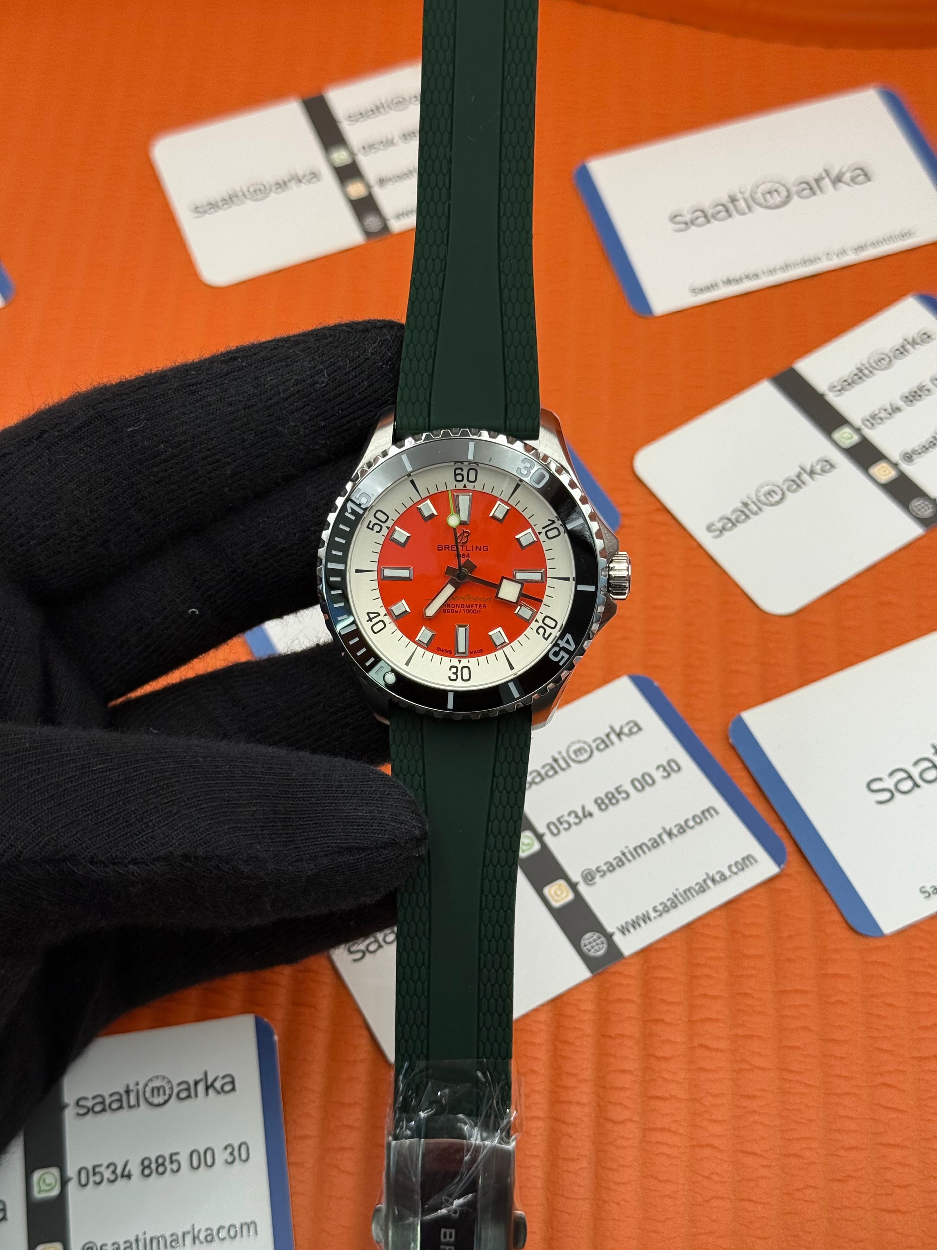 BREITLING  Superocean yeşil kauçık kordon turuncu kadran