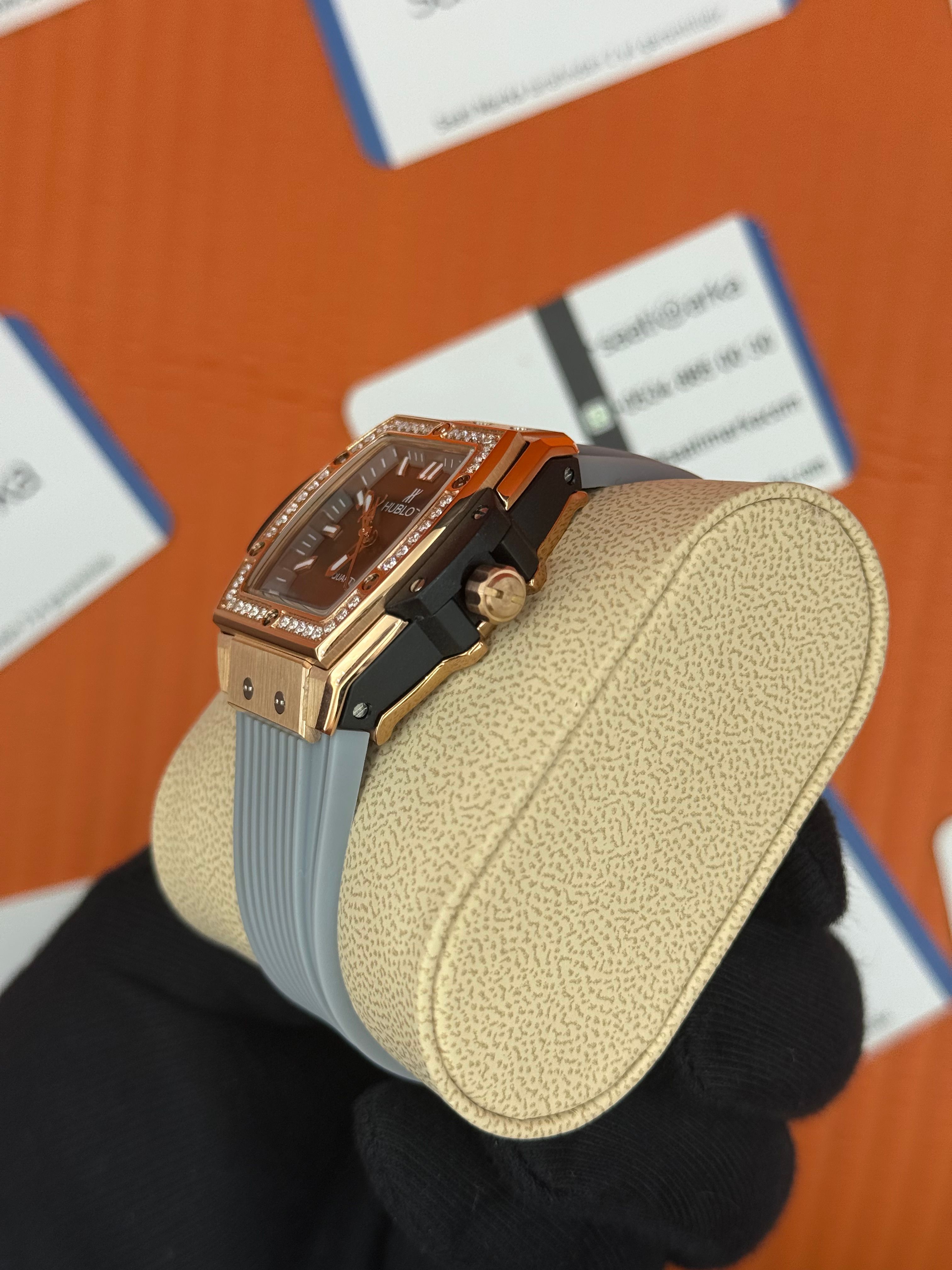 HUBLOT taşlı bezel rose kasa gri kadran gri kauçuk kordon kadın kol saati