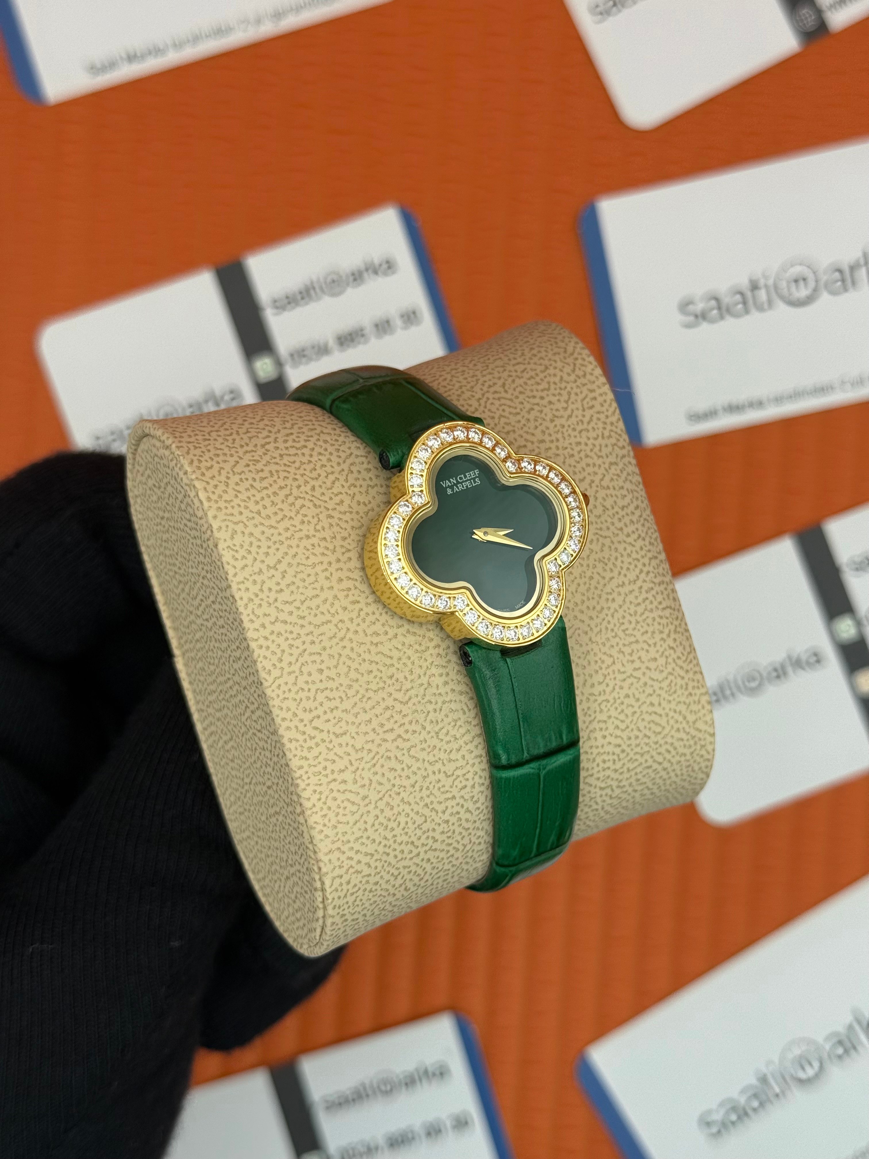 VAN CLEEF yeşil kadran yeşil deri kordon gold kasa taşlı bezel kadın kol saati