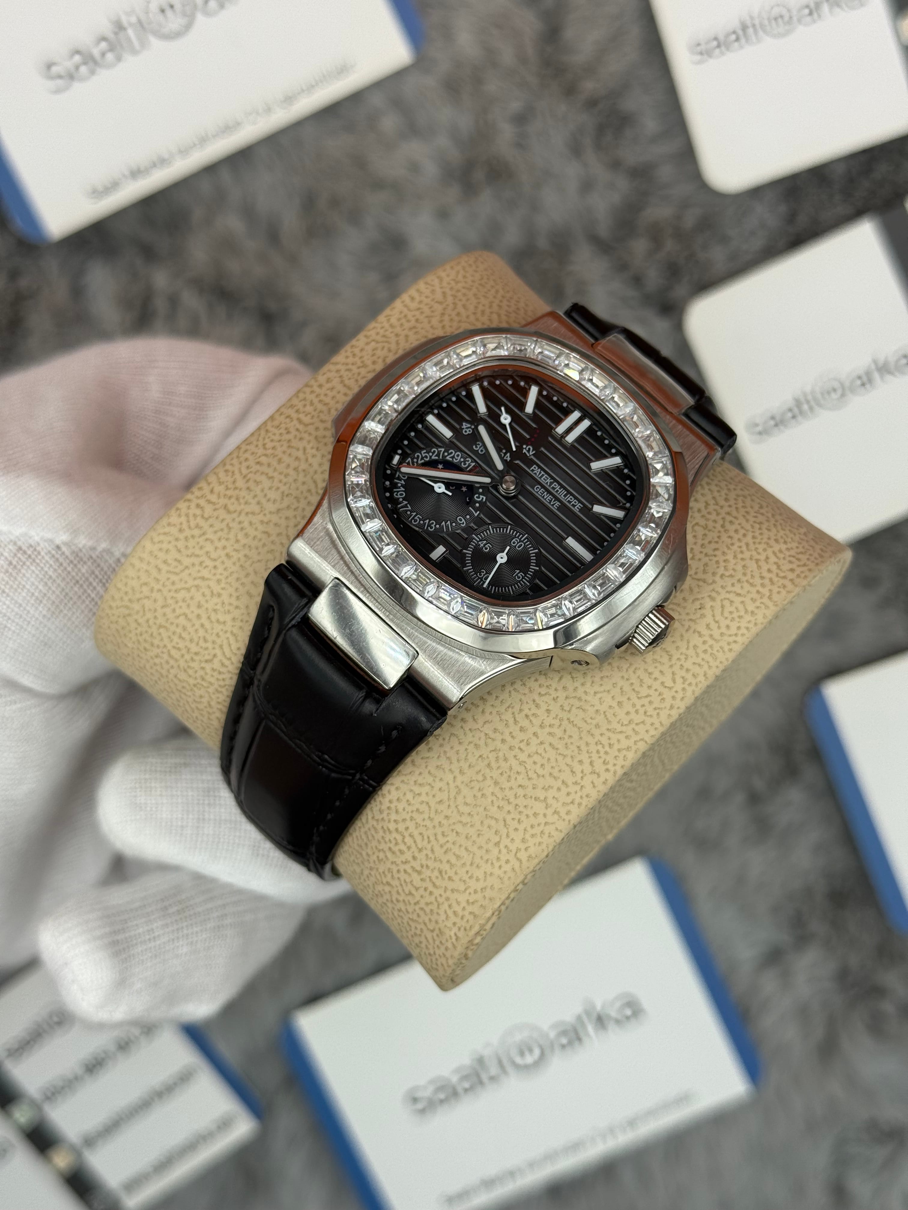 PATEK PHİLİPPE nautilus moontphase 5712 taşlı bezel gri kadran siyah deri kordon silver kasa 40mm erkek kol saati