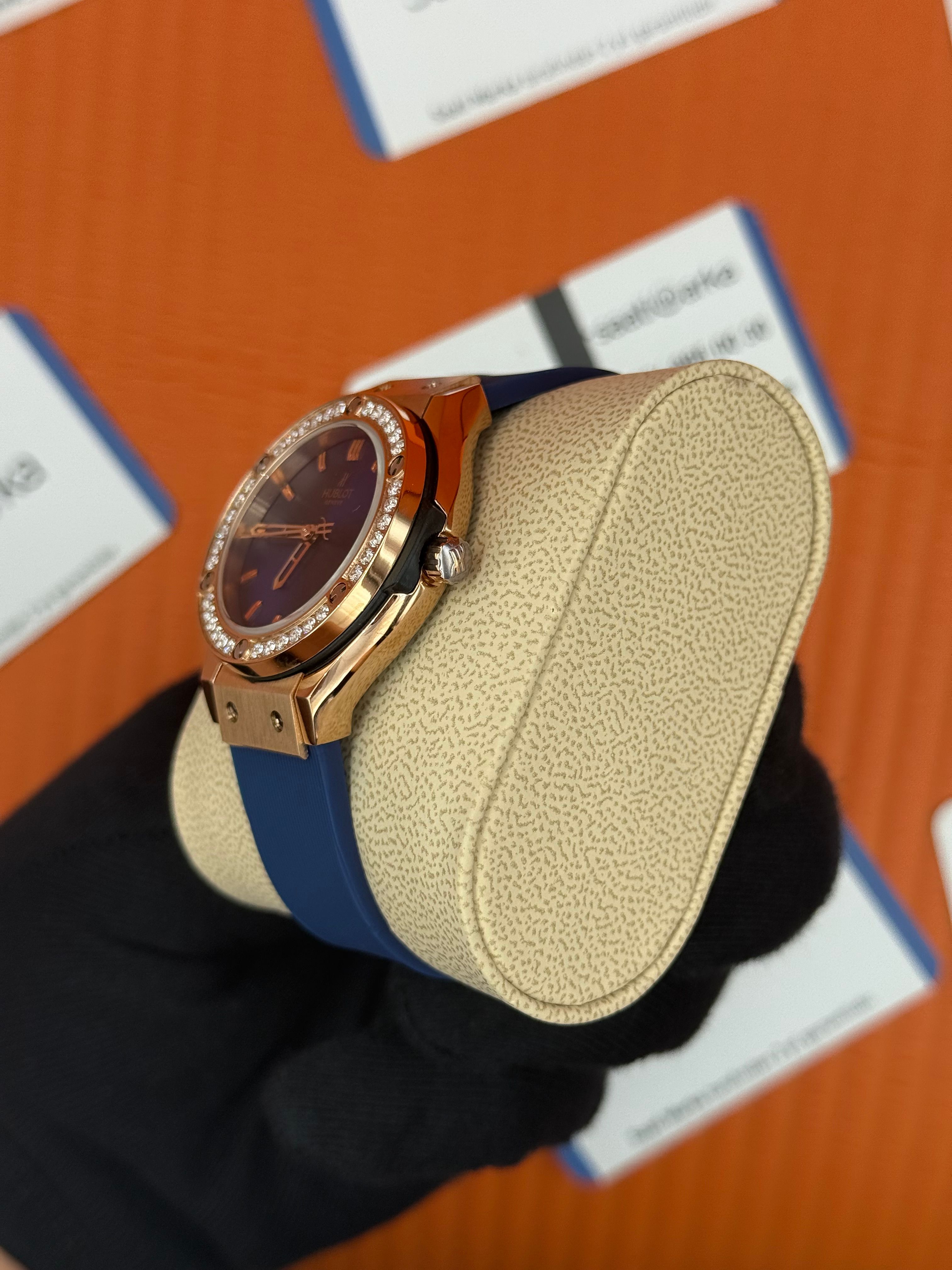 HUBLOT taşlı bezel rose kasa mavi kadran mavi kauçuk kordon kadın kol saati