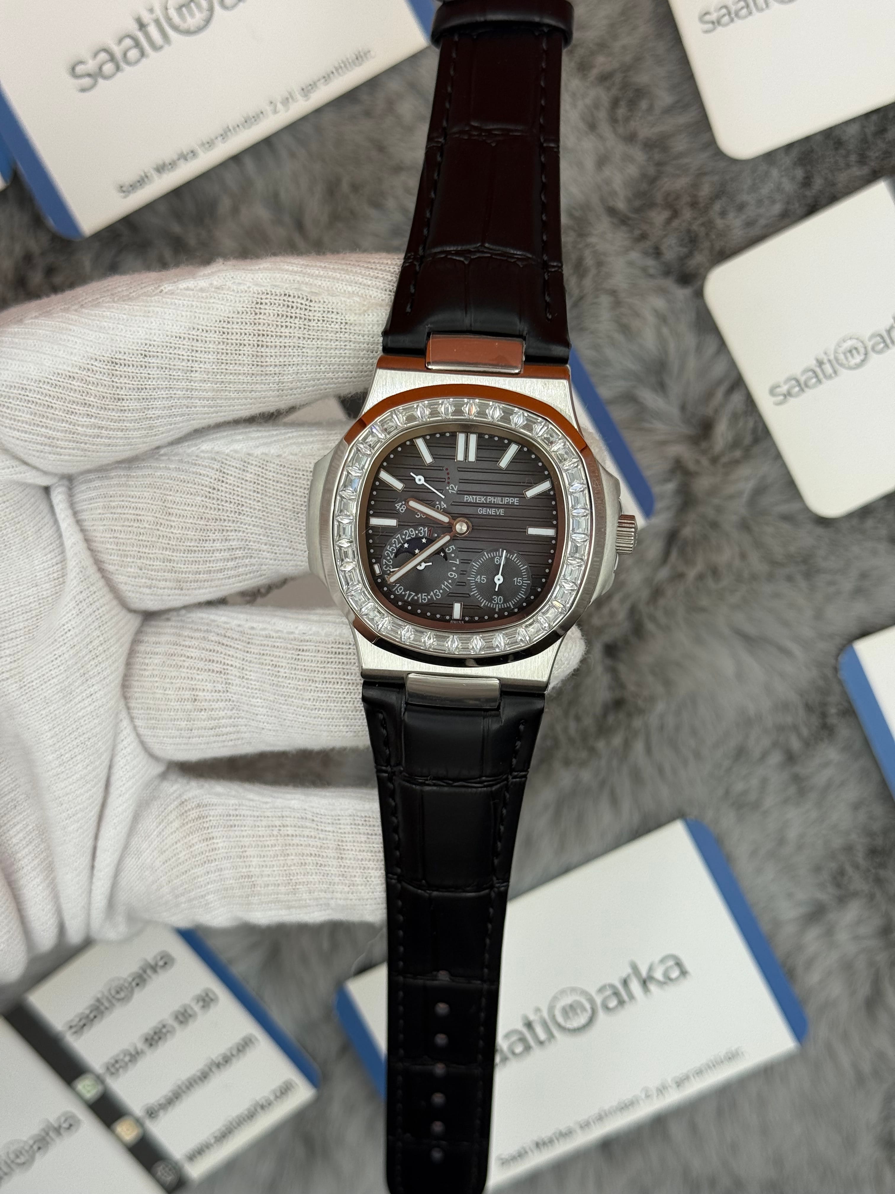 PATEK PHİLİPPE nautilus moontphase 5712 taşlı bezel gri kadran siyah deri kordon silver kasa 40mm erkek kol saati
