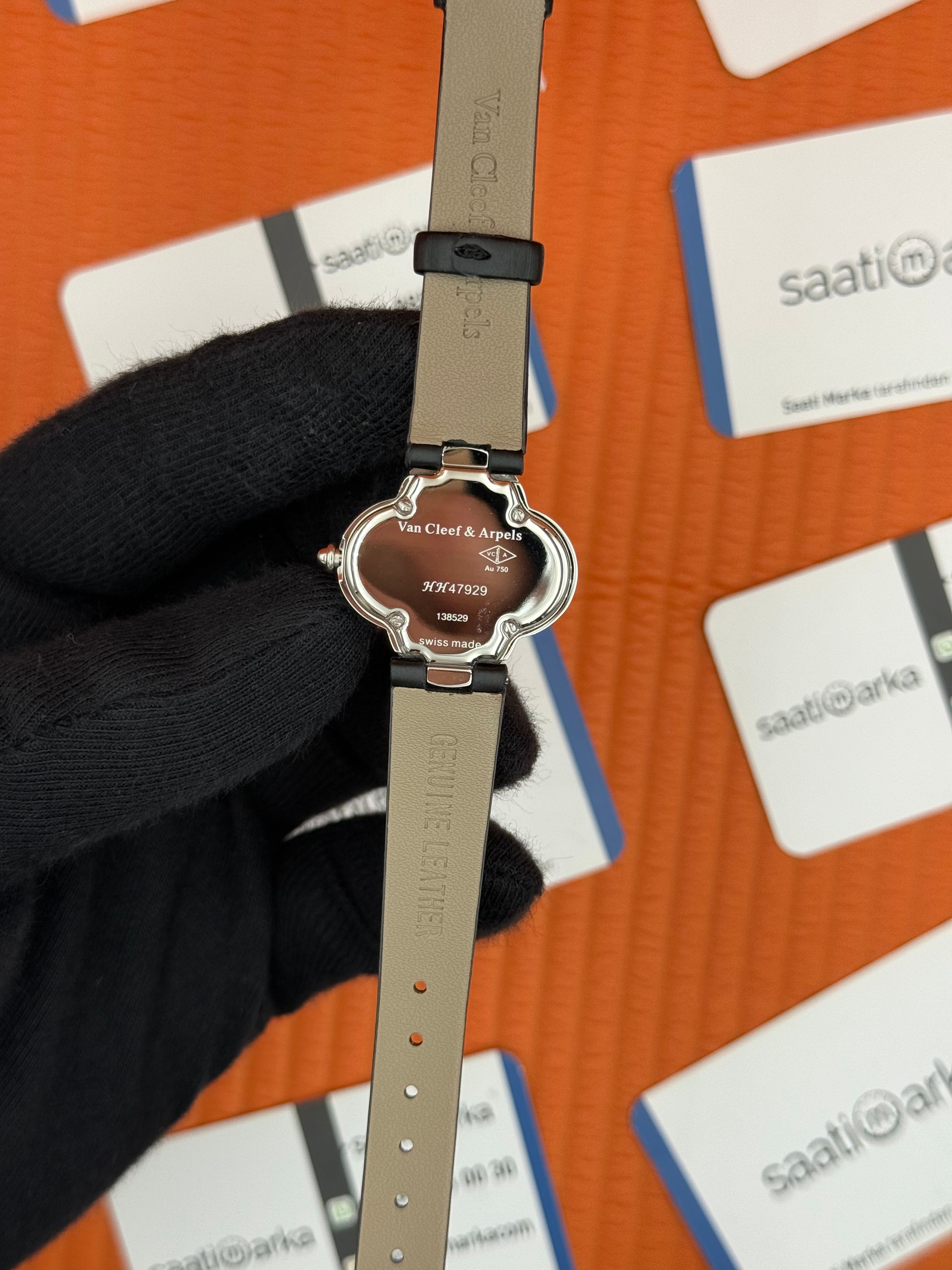 VAN CLEEF beyaz kadran siyah deri kordon taşlı bezel kadın kol saati